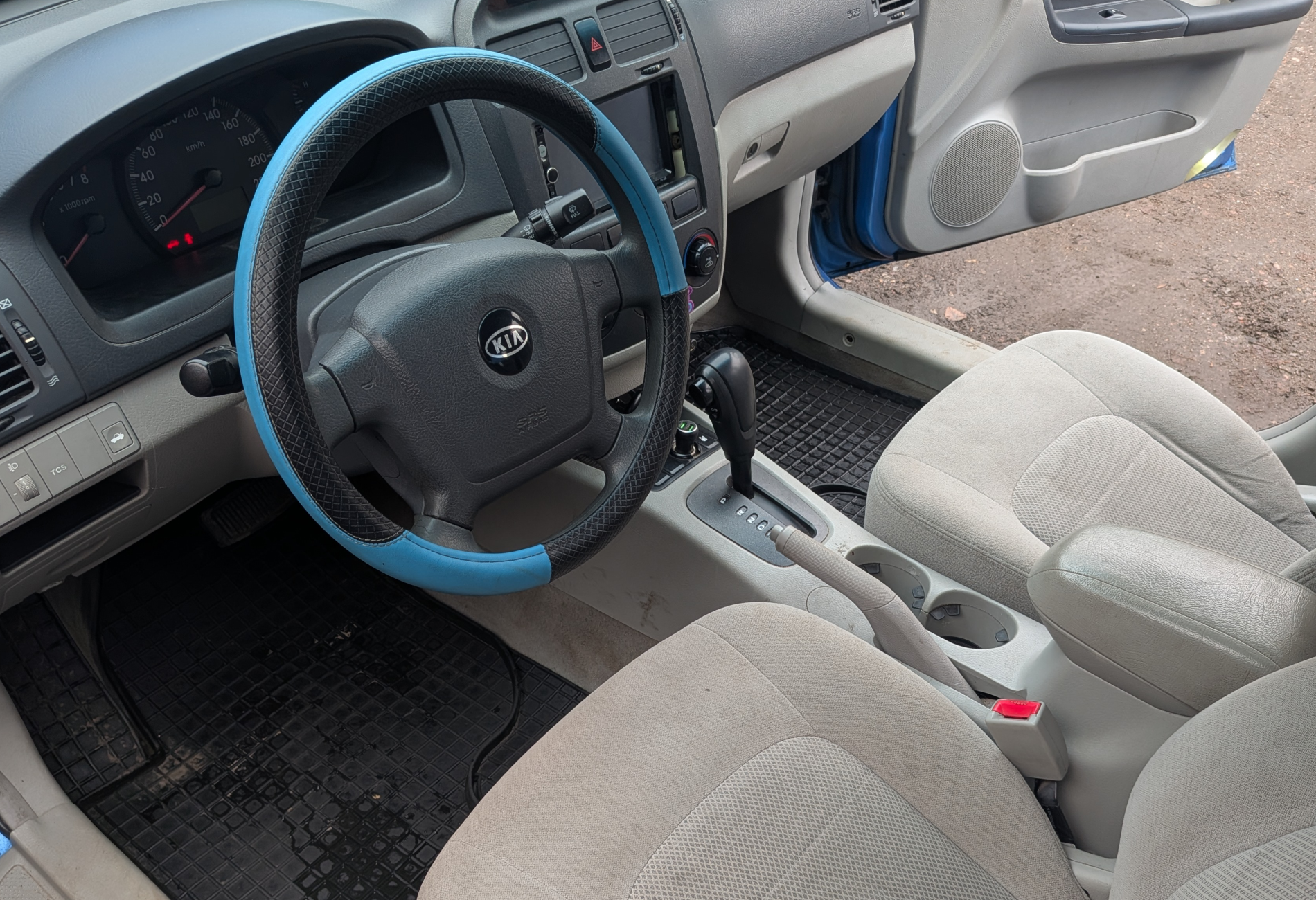 Аренда kia cerato эконом класса 2005 года в городе Москва Крылатское от 1520 руб./сутки, передний привод, двигатель: бензин, объем 1.6 литров, ОСАГО (Впишу в полис), без водителя, недорого, вид 6 - RentRide