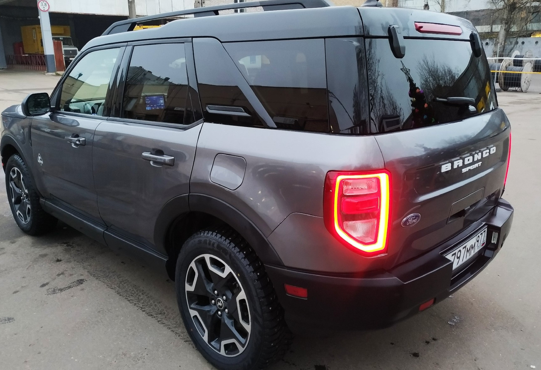 Аренда ford bronco комфорт класса 2021 года в городе Москва Нагорная от 6320 руб./сутки, полный привод, двигатель: бензин, объем 1.5 литров, ОСАГО (Мультидрайв), без водителя, недорого, вид 2 - RentRide