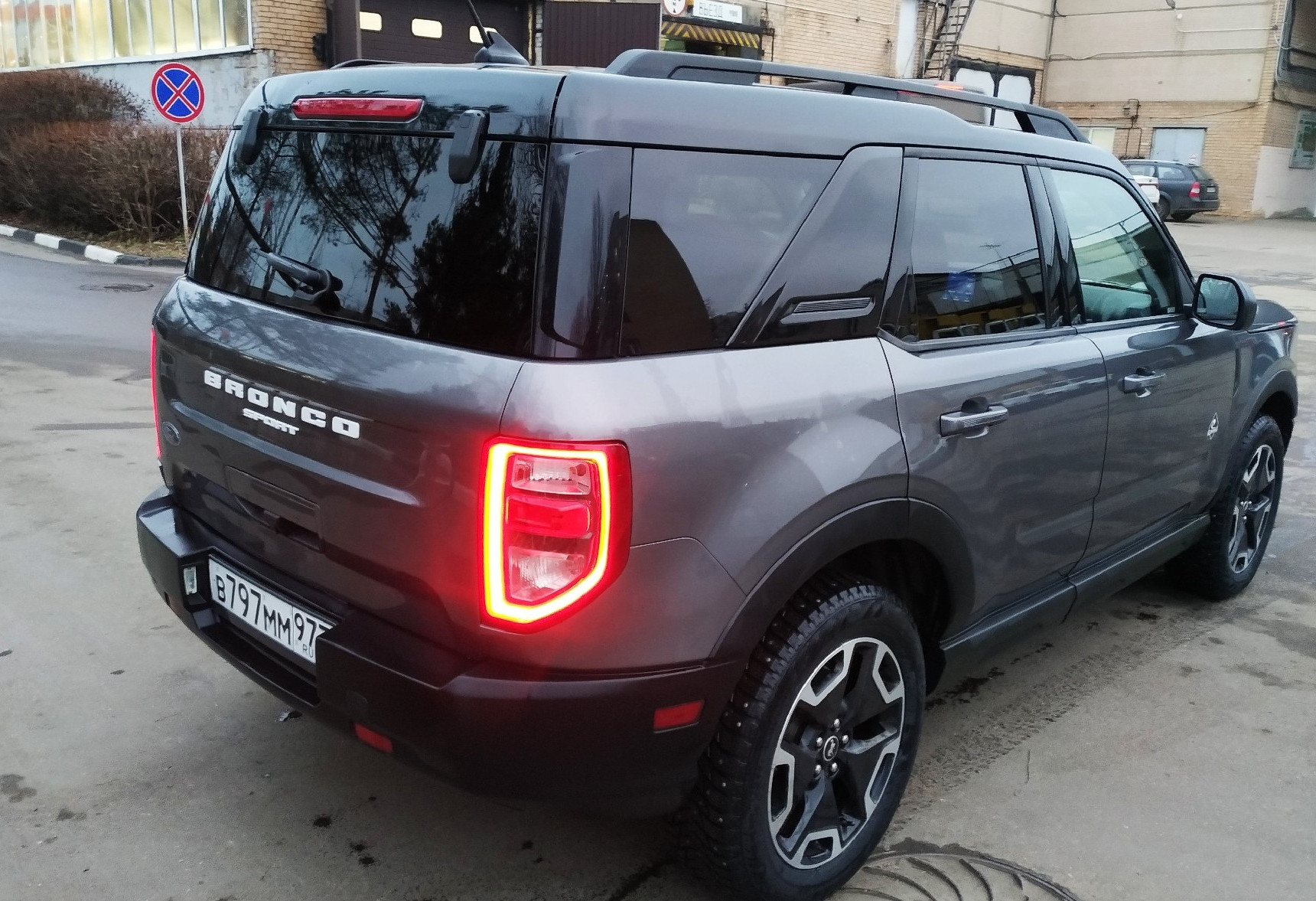 Аренда ford bronco комфорт класса 2021 года в городе Москва Нагорная от 6320 руб./сутки, полный привод, двигатель: бензин, объем 1.5 литров, ОСАГО (Мультидрайв), без водителя, недорого, вид 4 - RentRide