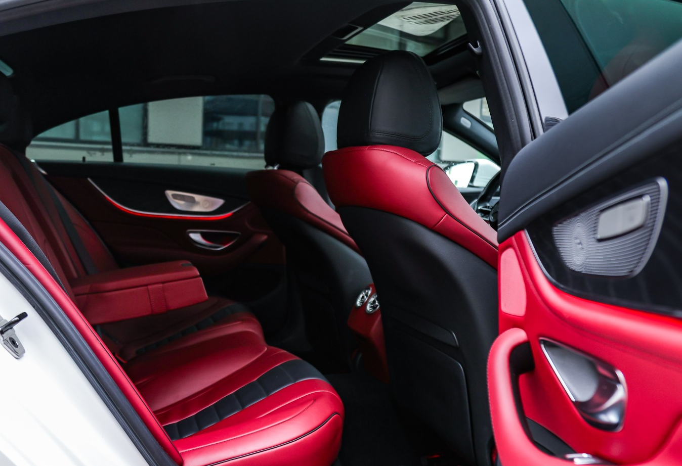 Аренда mercedes-benz cls премиум класса 2021 года в городе Москва Авиамоторная от 14320 руб./сутки, полный привод, двигатель: дизель, объем 2 литра, каско (Мультидрайв), ОСАГО (Мультидрайв), без водителя, недорого, вид 5 - RentRide