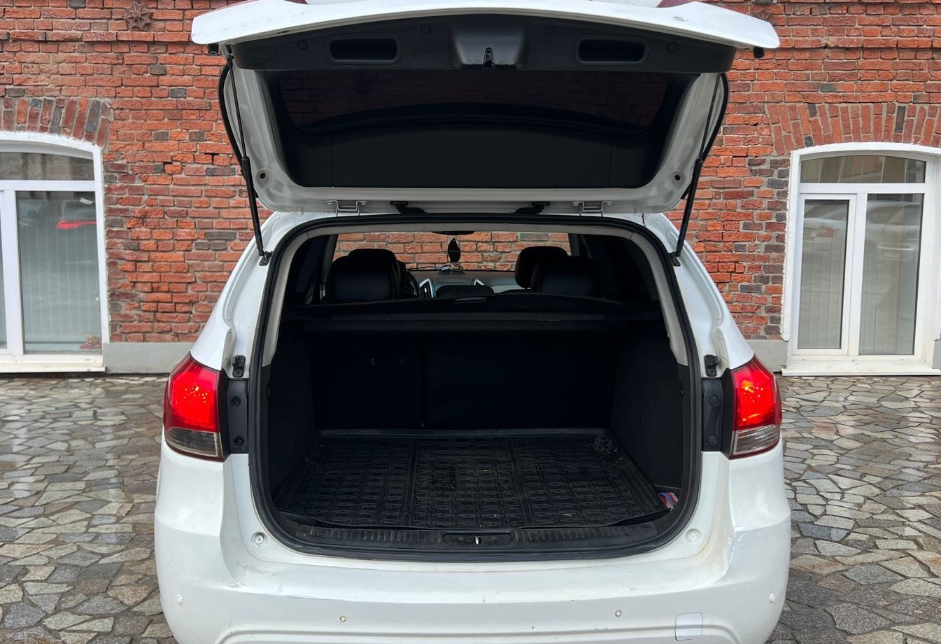 Аренда chevrolet cruze эконом класса 2014 года в городе Москва Нагорная от 1990 руб./сутки, передний привод, двигатель: бензин, объем 1.6 литров, ОСАГО (Впишу в полис), без водителя, недорого, вид 5 - RentRide