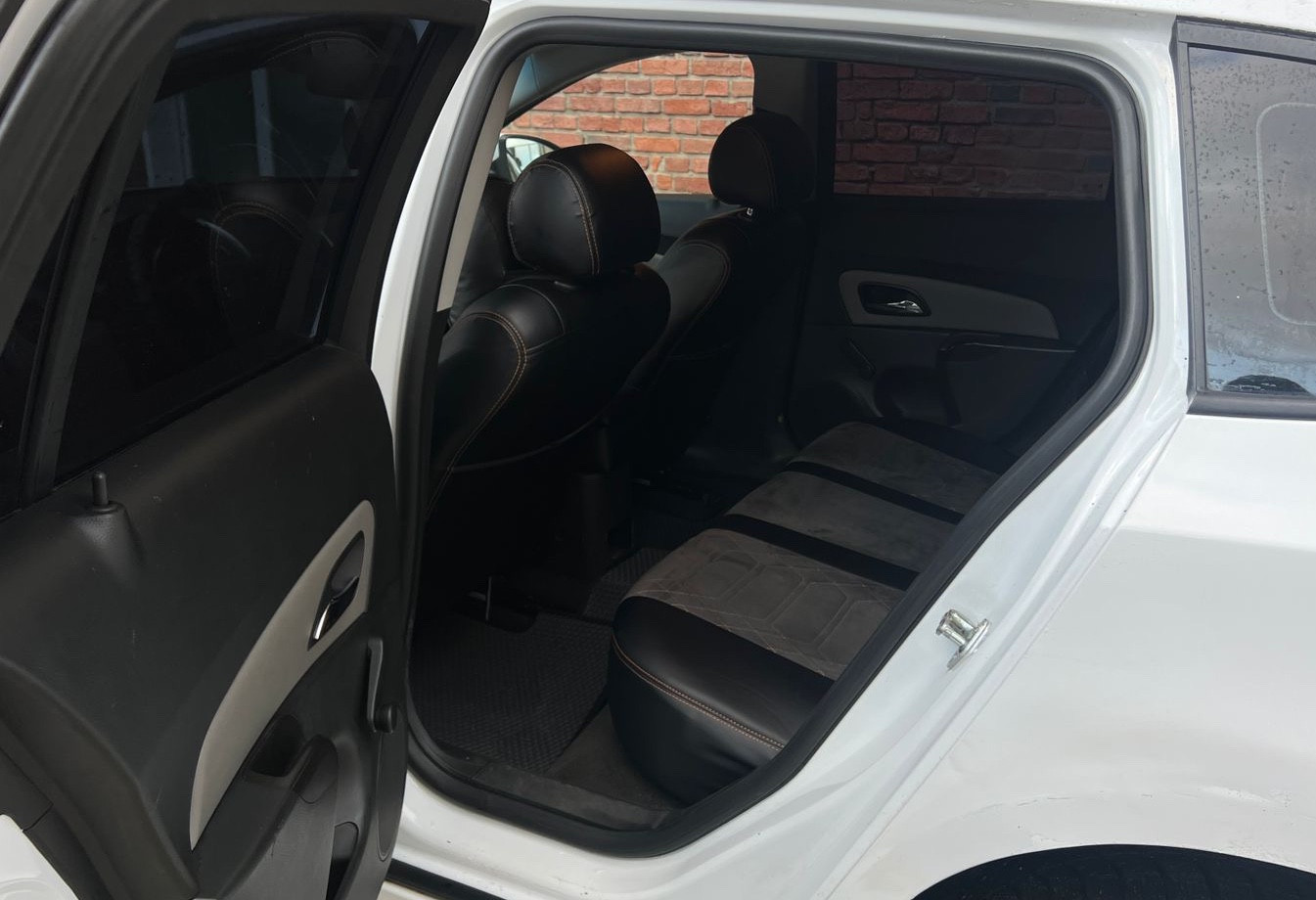 Аренда chevrolet cruze эконом класса 2014 года в городе Москва Нагорная от 1990 руб./сутки, передний привод, двигатель: бензин, объем 1.6 литров, ОСАГО (Впишу в полис), без водителя, недорого, вид 6 - RentRide