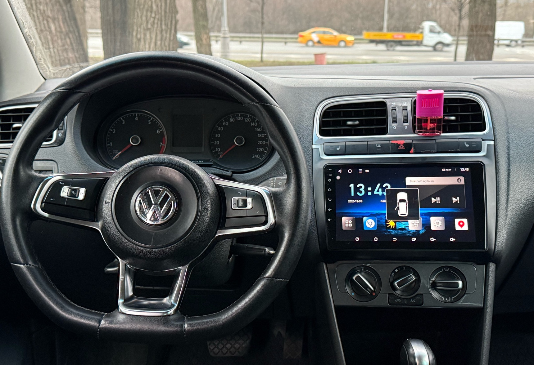 Аренда volkswagen polo эконом класса 2019 года в городе Москва Нагорная от 1990 руб./сутки, передний привод, двигатель: газ, объем 1.6 литров, ОСАГО (Впишу в полис), без водителя, недорого, вид 10 - RentRide