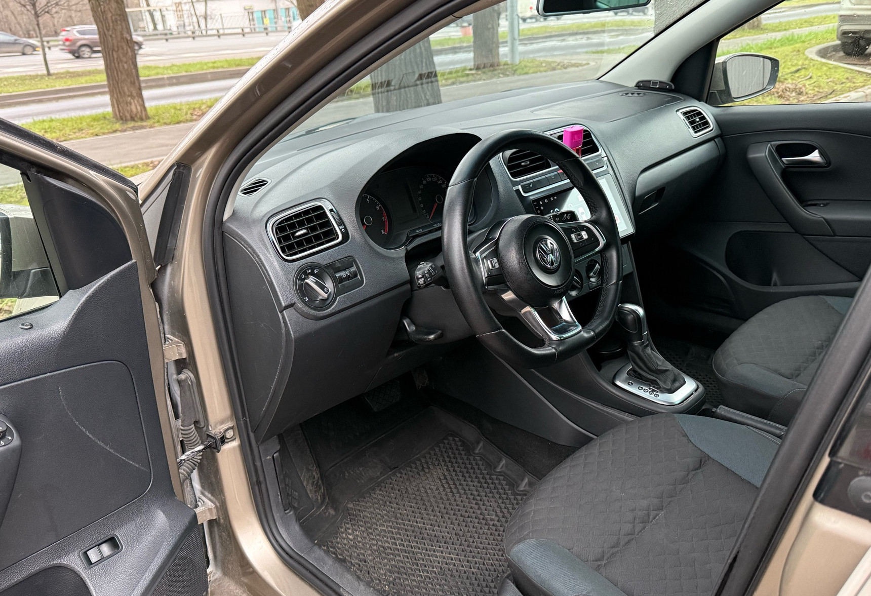 Аренда volkswagen polo эконом класса 2019 года в городе Москва Нагорная от 1990 руб./сутки, передний привод, двигатель: газ, объем 1.6 литров, ОСАГО (Впишу в полис), без водителя, недорого, вид 7 - RentRide