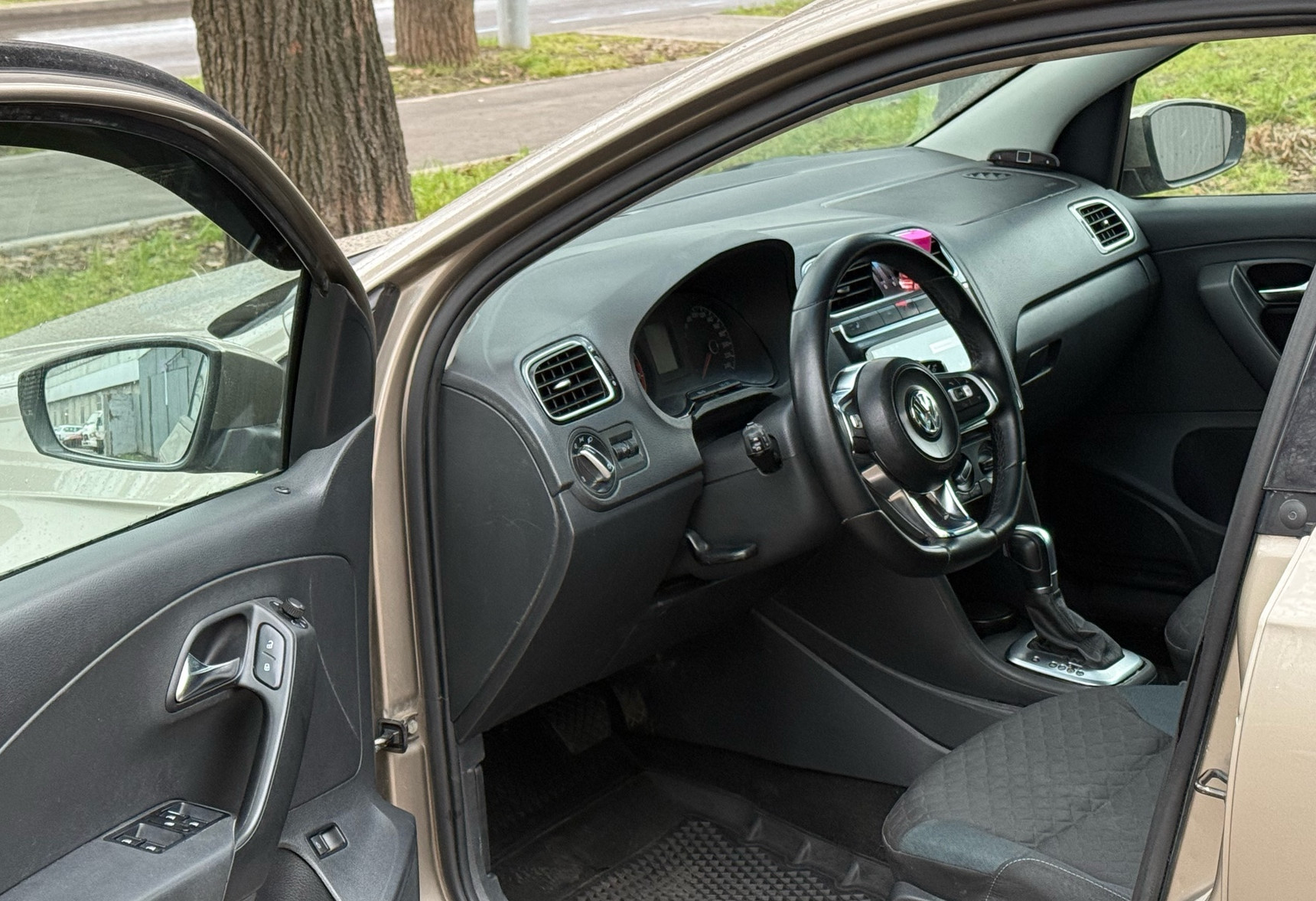 Аренда volkswagen polo эконом класса 2019 года в городе Москва Нагорная от 1990 руб./сутки, передний привод, двигатель: газ, объем 1.6 литров, ОСАГО (Впишу в полис), без водителя, недорого, вид 11 - RentRide