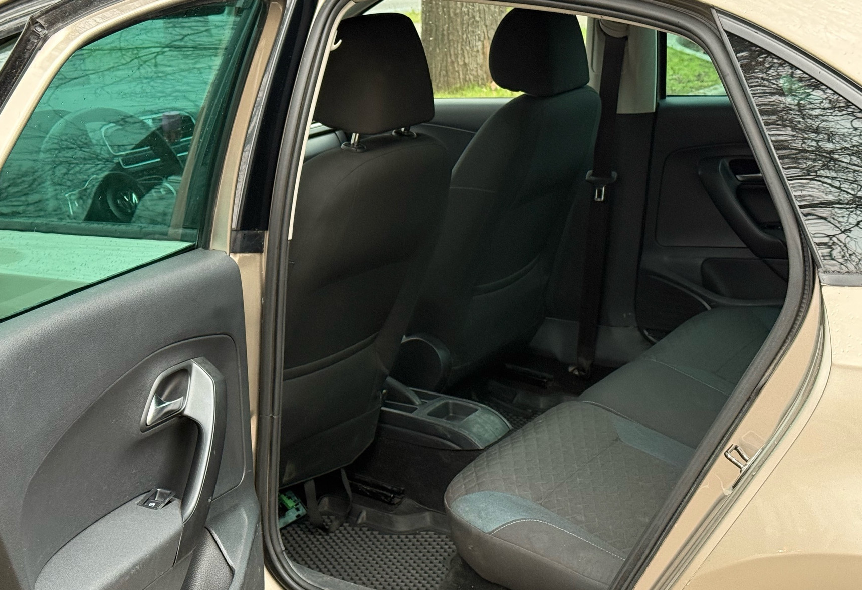 Аренда volkswagen polo эконом класса 2019 года в городе Москва Нагорная от 1990 руб./сутки, передний привод, двигатель: газ, объем 1.6 литров, ОСАГО (Впишу в полис), без водителя, недорого, вид 9 - RentRide