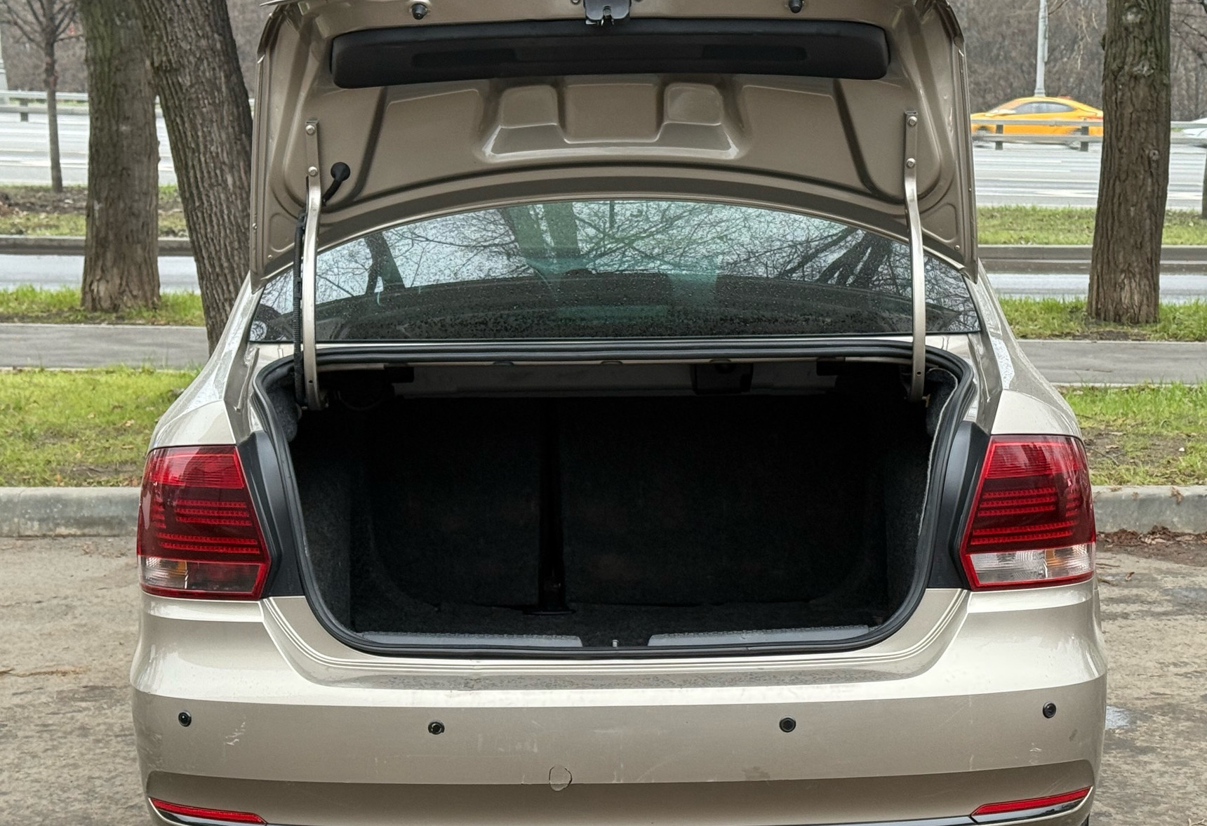 Аренда volkswagen polo эконом класса 2019 года в городе Москва Нагорная от 1990 руб./сутки, передний привод, двигатель: газ, объем 1.6 литров, ОСАГО (Впишу в полис), без водителя, недорого, вид 8 - RentRide