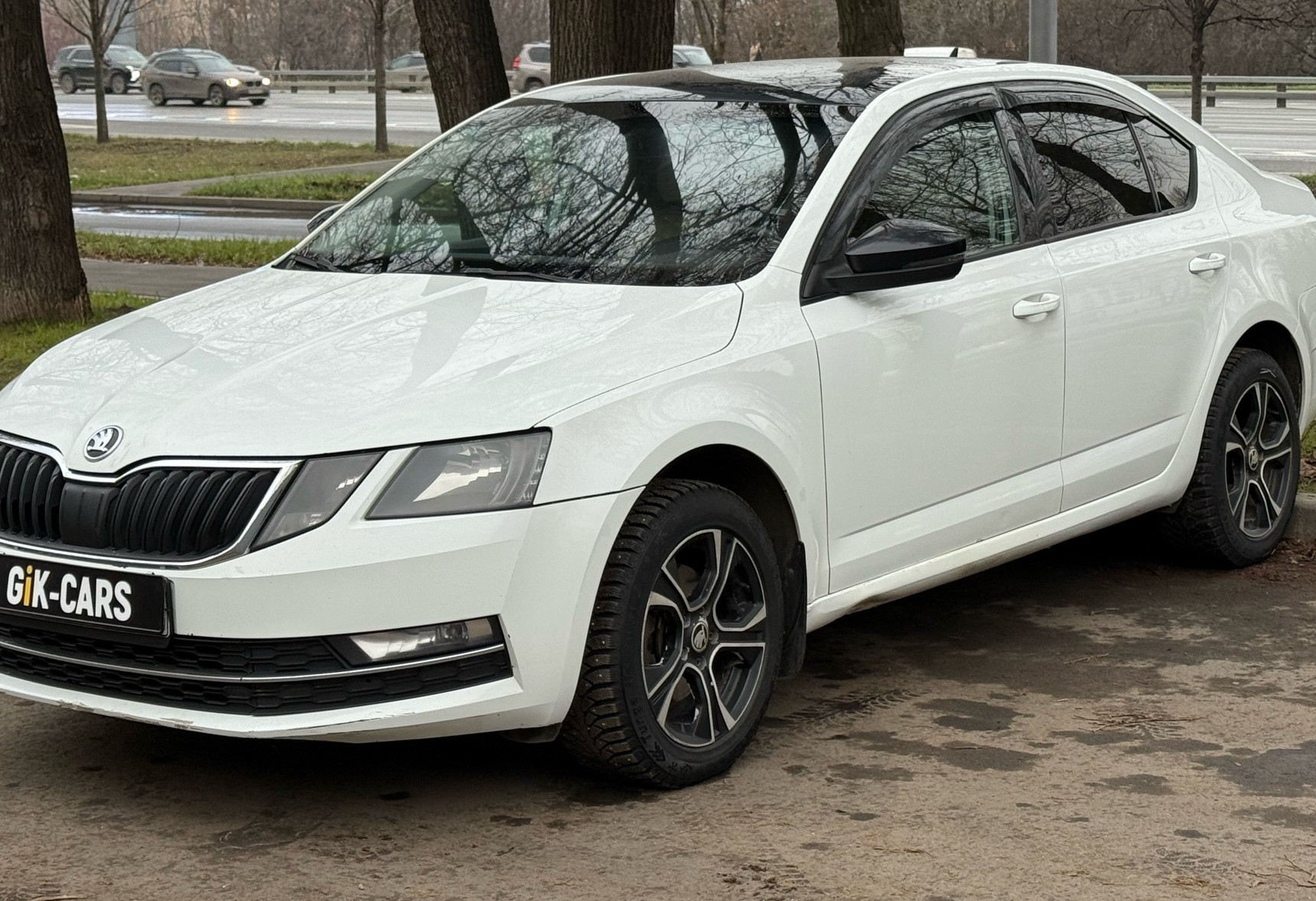 Аренда skoda octavia эконом класса 2017 года в городе Москва Нагорная от 2490 руб./сутки, передний привод, двигатель: бензин, объем 1.6 литров, ОСАГО (Впишу в полис), без водителя, недорого - RentRide