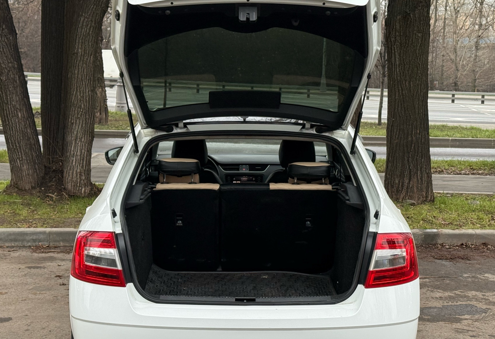 Аренда skoda octavia эконом класса 2017 года в городе Москва Нагорная от 2490 руб./сутки, передний привод, двигатель: бензин, объем 1.6 литров, ОСАГО (Впишу в полис), без водителя, недорого, вид 7 - RentRide