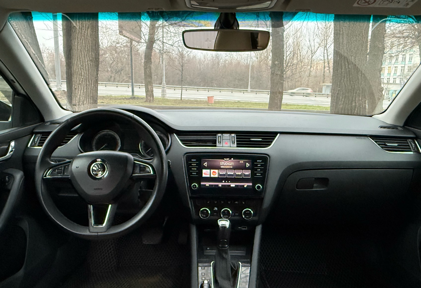 Аренда skoda octavia эконом класса 2017 года в городе Москва Нагорная от 2490 руб./сутки, передний привод, двигатель: бензин, объем 1.6 литров, ОСАГО (Впишу в полис), без водителя, недорого, вид 10 - RentRide