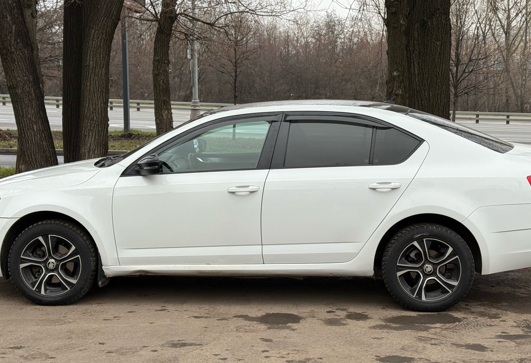 Аренда skoda octavia эконом класса 2017 года в городе Москва Нагорная от 2490 руб./сутки, передний привод, двигатель: бензин, объем 1.6 литров, ОСАГО (Впишу в полис), без водителя, недорого, вид 5 - RentRide