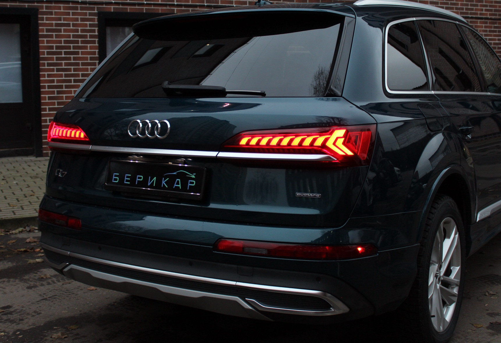 Аренда audi q7 бизнес класса 2021 года в городе Москва Бауманская от 12690 руб./сутки, полный привод, двигатель: бензин, объем 2 литра, ОСАГО (Мультидрайв), без водителя, недорого, вид 2 - RentRide