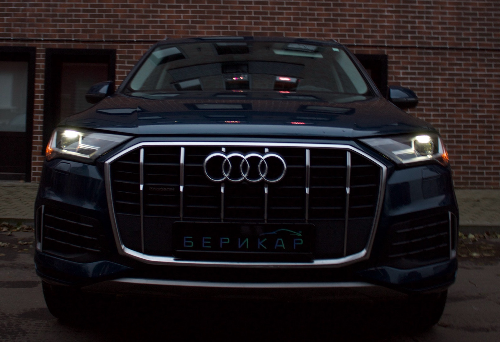 Аренда audi q7 бизнес класса 2021 года в городе Москва Бауманская от 12690 руб./сутки, полный привод, двигатель: бензин, объем 2 литра, ОСАГО (Мультидрайв), без водителя, недорого, вид 3 - RentRide