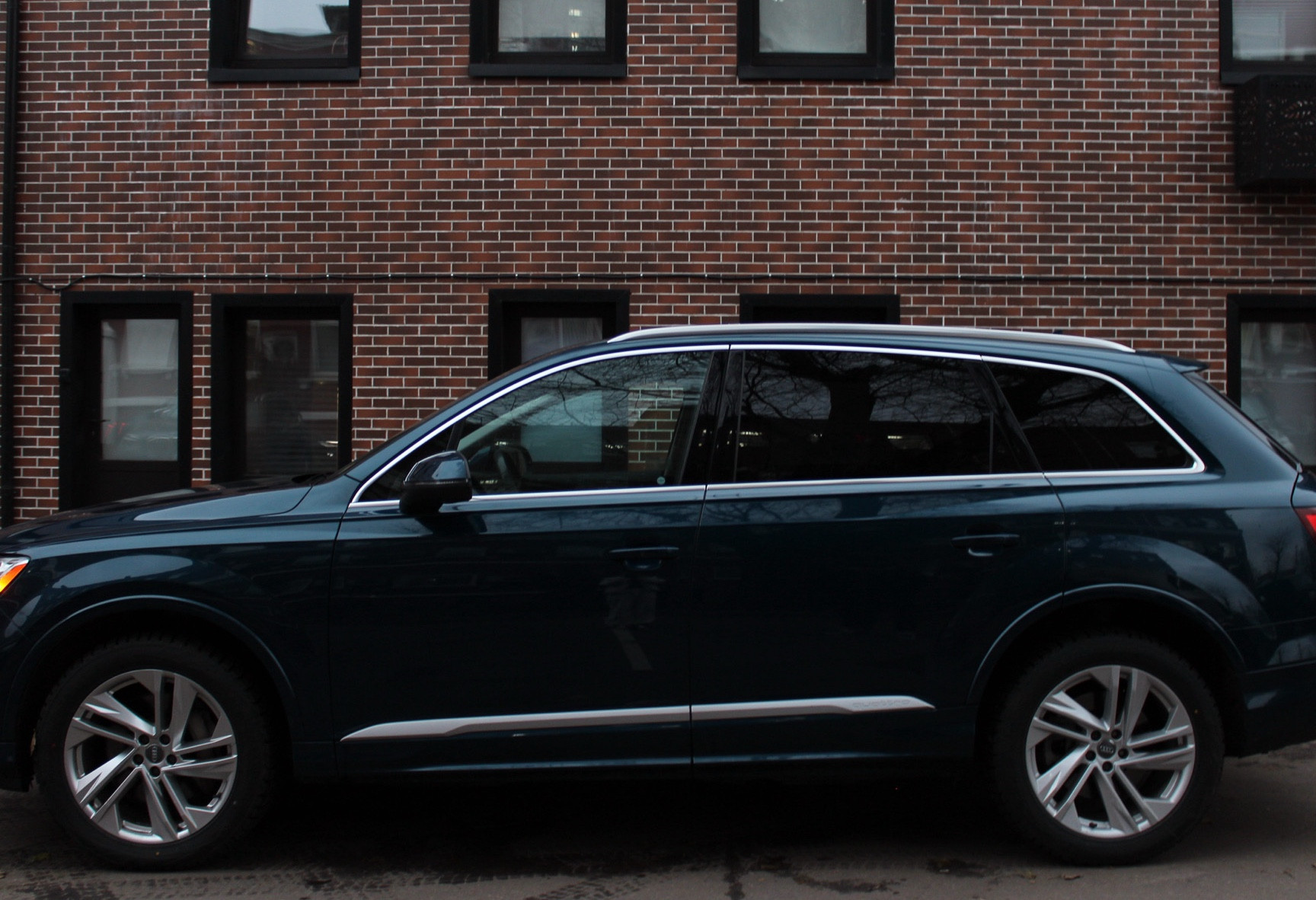 Аренда audi q7 бизнес класса 2021 года в городе Москва Бауманская от 12690 руб./сутки, полный привод, двигатель: бензин, объем 2 литра, ОСАГО (Мультидрайв), без водителя, недорого, вид 4 - RentRide