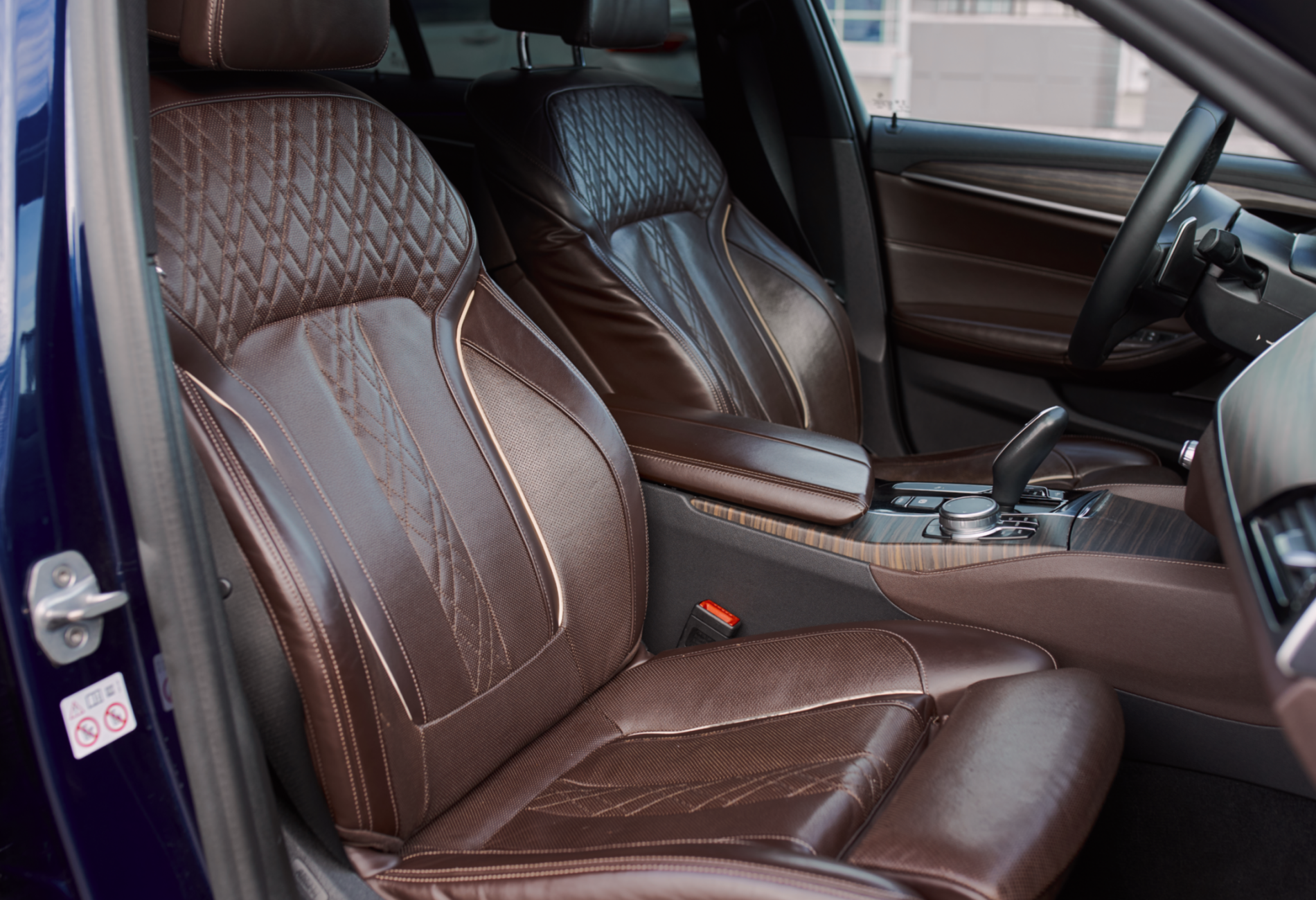 Аренда bmw 5-serii премиум класса 2019 года в городе Москва Университет от 9000 руб./сутки, полный привод, двигатель: дизель, объем 3 литра, ОСАГО (Мультидрайв), без водителя, недорого, вид 5 - RentRide