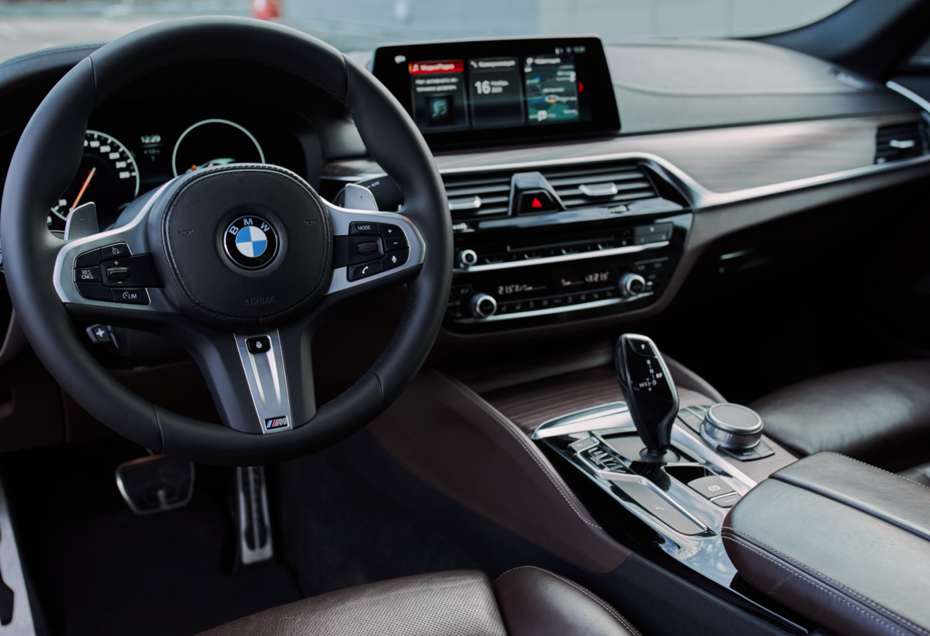 Аренда bmw 5-serii премиум класса 2019 года в городе Москва Университет от 9000 руб./сутки, полный привод, двигатель: дизель, объем 3 литра, ОСАГО (Мультидрайв), без водителя, недорого, вид 6 - RentRide