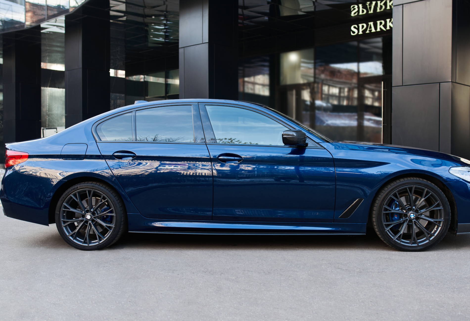 Аренда bmw 5-serii премиум класса 2019 года в городе Москва Университет от 9000 руб./сутки, полный привод, двигатель: дизель, объем 3 литра, ОСАГО (Мультидрайв), без водителя, недорого, вид 2 - RentRide