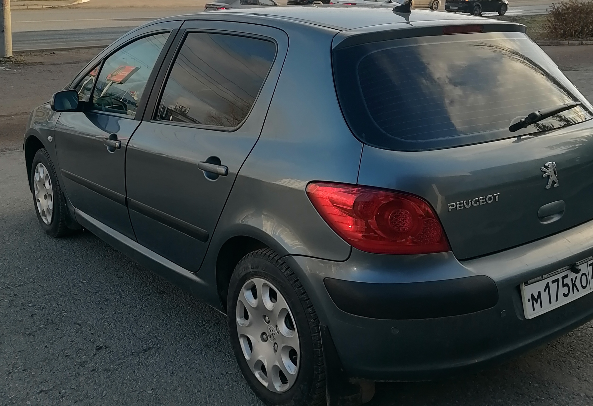 Аренда peugeot 307 эконом класса 2007 года в городе Москва от 1200 руб./сутки, передний привод, двигатель: бензин, объем 1.6 литров, ОСАГО (Впишу в полис), без водителя, недорого, вид 2 - RentRide