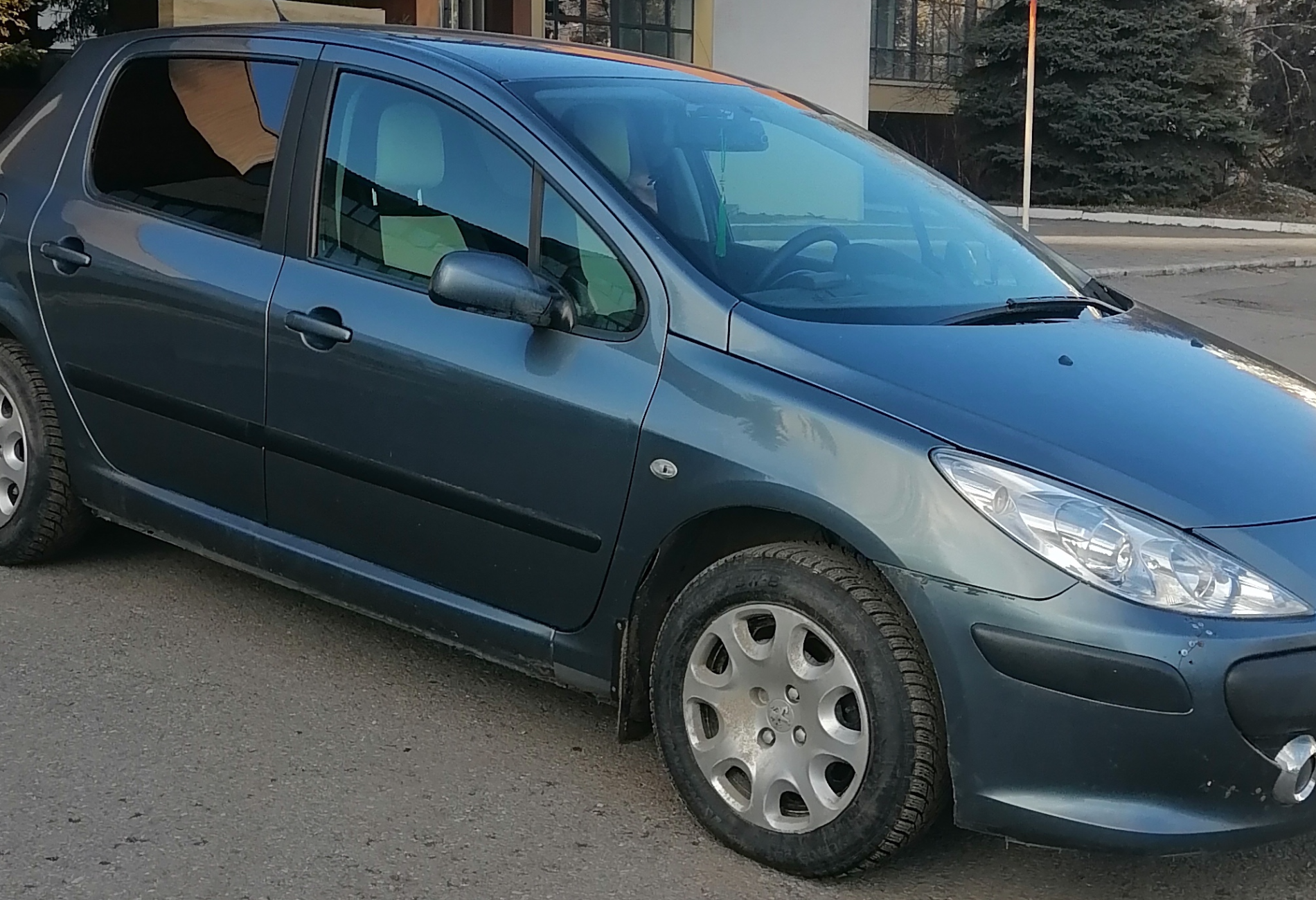 Аренда peugeot 307 эконом класса 2007 года в городе Москва от 1200 руб./сутки, передний привод, двигатель: бензин, объем 1.6 литров, ОСАГО (Впишу в полис), без водителя, недорого, вид 4 - RentRide
