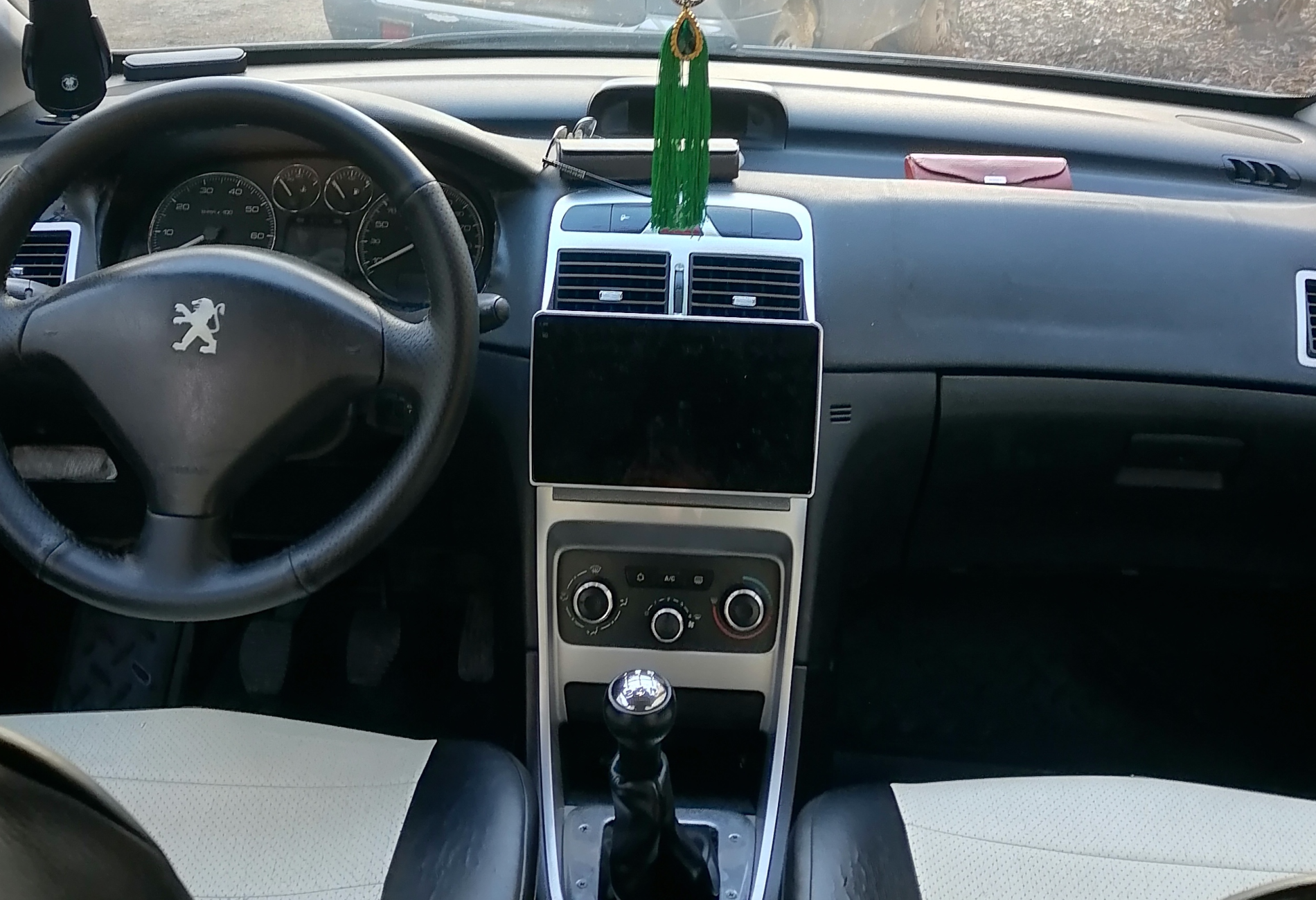 Аренда peugeot 307 эконом класса 2007 года в городе Москва от 1200 руб./сутки, передний привод, двигатель: бензин, объем 1.6 литров, ОСАГО (Впишу в полис), без водителя, недорого, вид 5 - RentRide