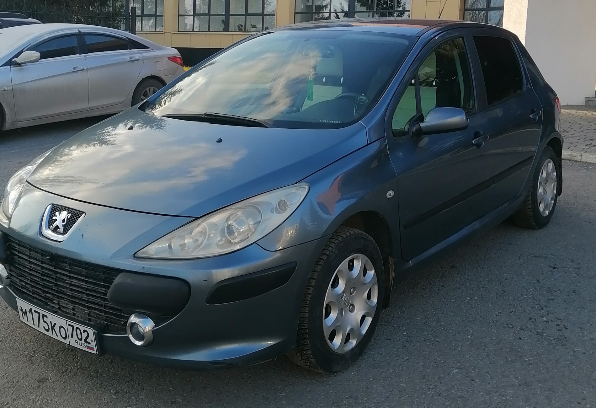 Аренда peugeot 307 эконом класса 2007 года в городе Москва от 1200 руб./сутки, передний привод, двигатель: бензин, объем 1.6 литров, ОСАГО (Впишу в полис), без водителя, недорого - RentRide