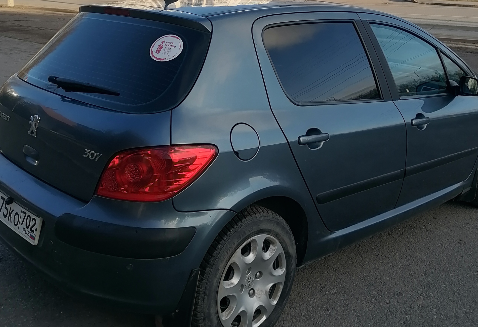 Аренда peugeot 307 эконом класса 2007 года в городе Москва от 1200 руб./сутки, передний привод, двигатель: бензин, объем 1.6 литров, ОСАГО (Впишу в полис), без водителя, недорого, вид 3 - RentRide