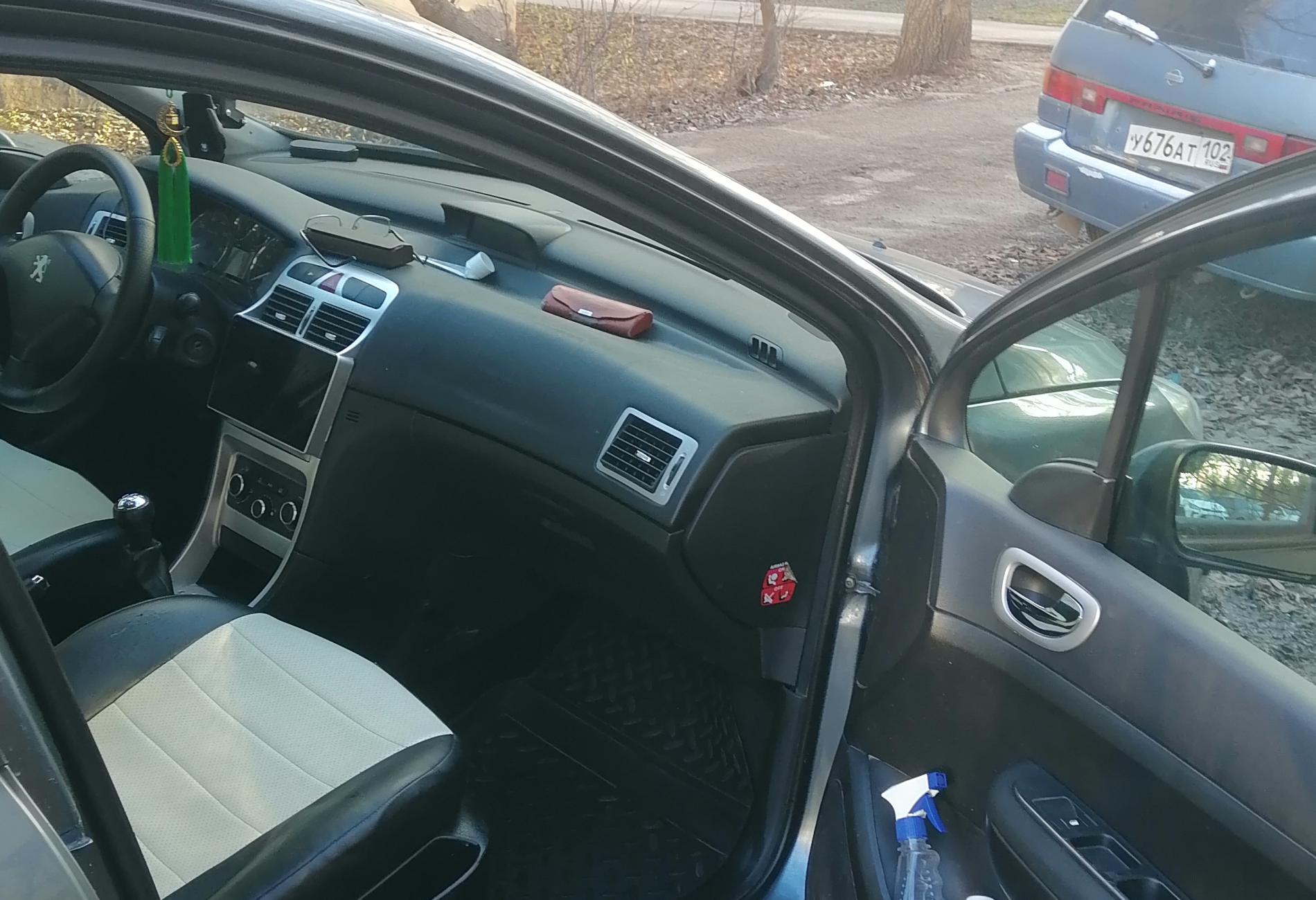 Аренда peugeot 307 эконом класса 2007 года в городе Москва от 1200 руб./сутки, передний привод, двигатель: бензин, объем 1.6 литров, ОСАГО (Впишу в полис), без водителя, недорого, вид 7 - RentRide