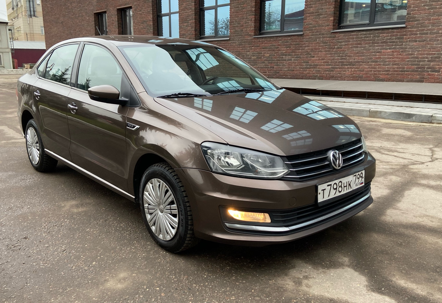 Аренда volkswagen polo эконом класса 2019 года в городе Москва Белорусская от 2490 руб./сутки, передний привод, двигатель: бензин, объем 1.6 литров, ОСАГО (Мультидрайв), без водителя, недорого, вид 2 - RentRide