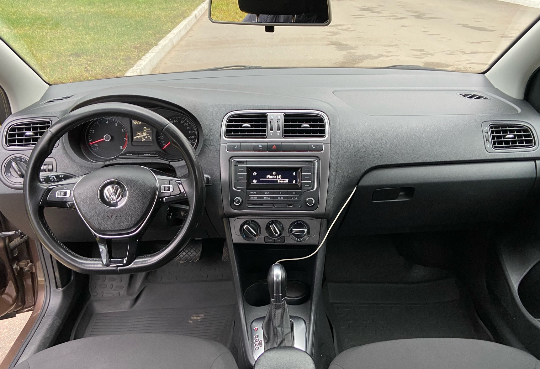 Аренда volkswagen polo эконом класса 2019 года в городе Москва Белорусская от 2490 руб./сутки, передний привод, двигатель: бензин, объем 1.6 литров, ОСАГО (Мультидрайв), без водителя, недорого, вид 9 - RentRide