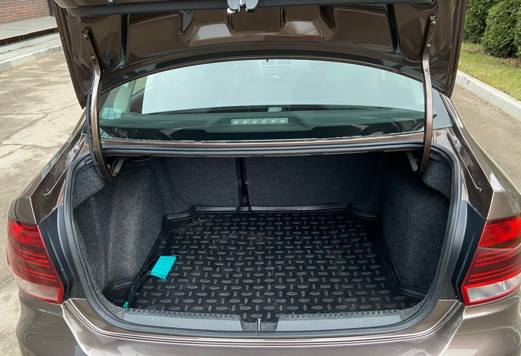 Аренда volkswagen polo эконом класса 2019 года в городе Москва Белорусская от 2490 руб./сутки, передний привод, двигатель: бензин, объем 1.6 литров, ОСАГО (Мультидрайв), без водителя, недорого, вид 11 - RentRide