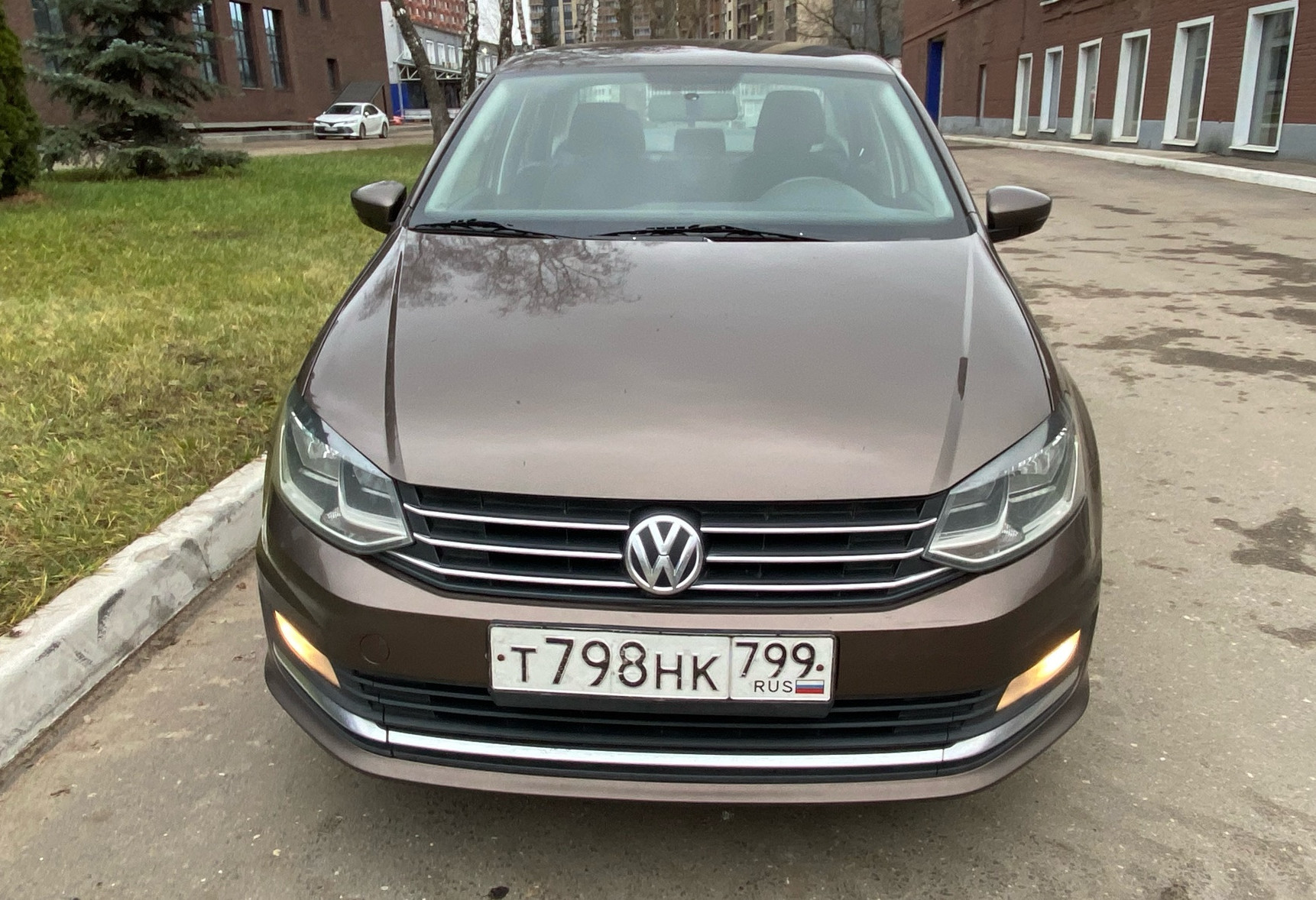 Аренда volkswagen polo эконом класса 2019 года в городе Москва Белорусская от 2490 руб./сутки, передний привод, двигатель: бензин, объем 1.6 литров, ОСАГО (Мультидрайв), без водителя, недорого, вид 5 - RentRide