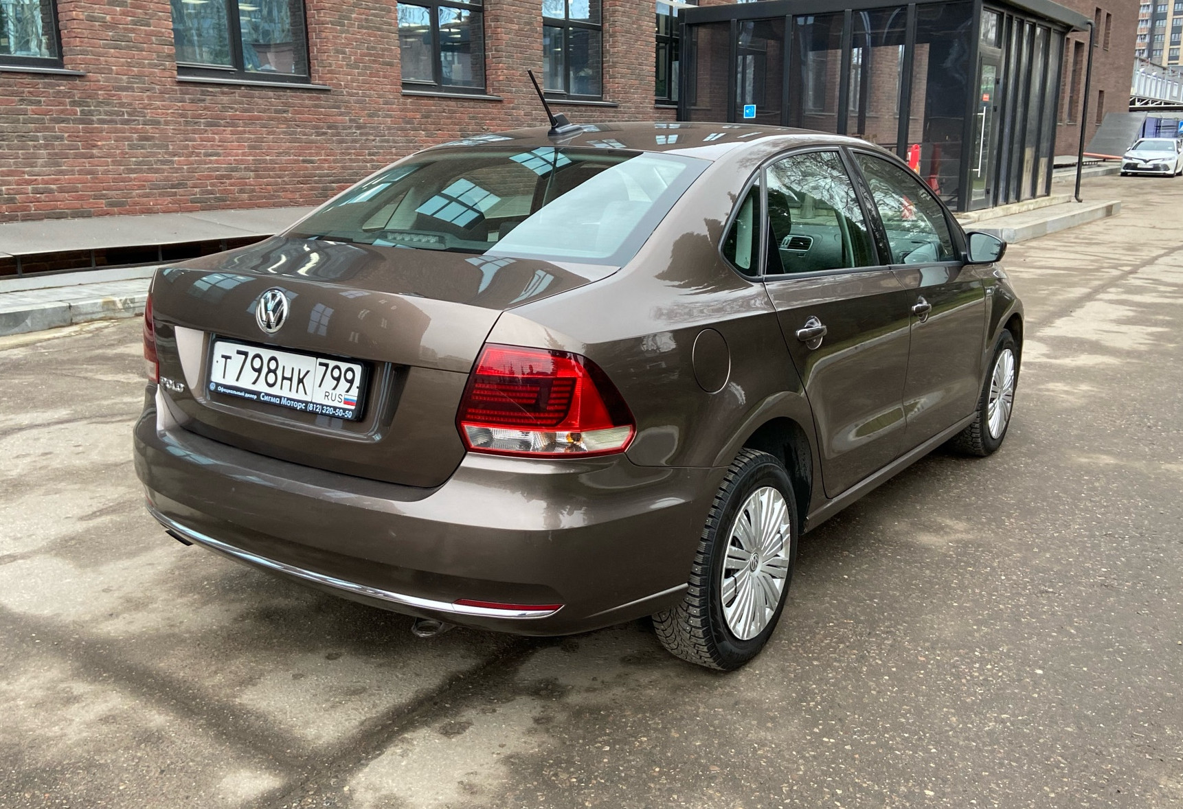 Аренда volkswagen polo эконом класса 2019 года в городе Москва Белорусская от 2490 руб./сутки, передний привод, двигатель: бензин, объем 1.6 литров, ОСАГО (Мультидрайв), без водителя, недорого, вид 4 - RentRide
