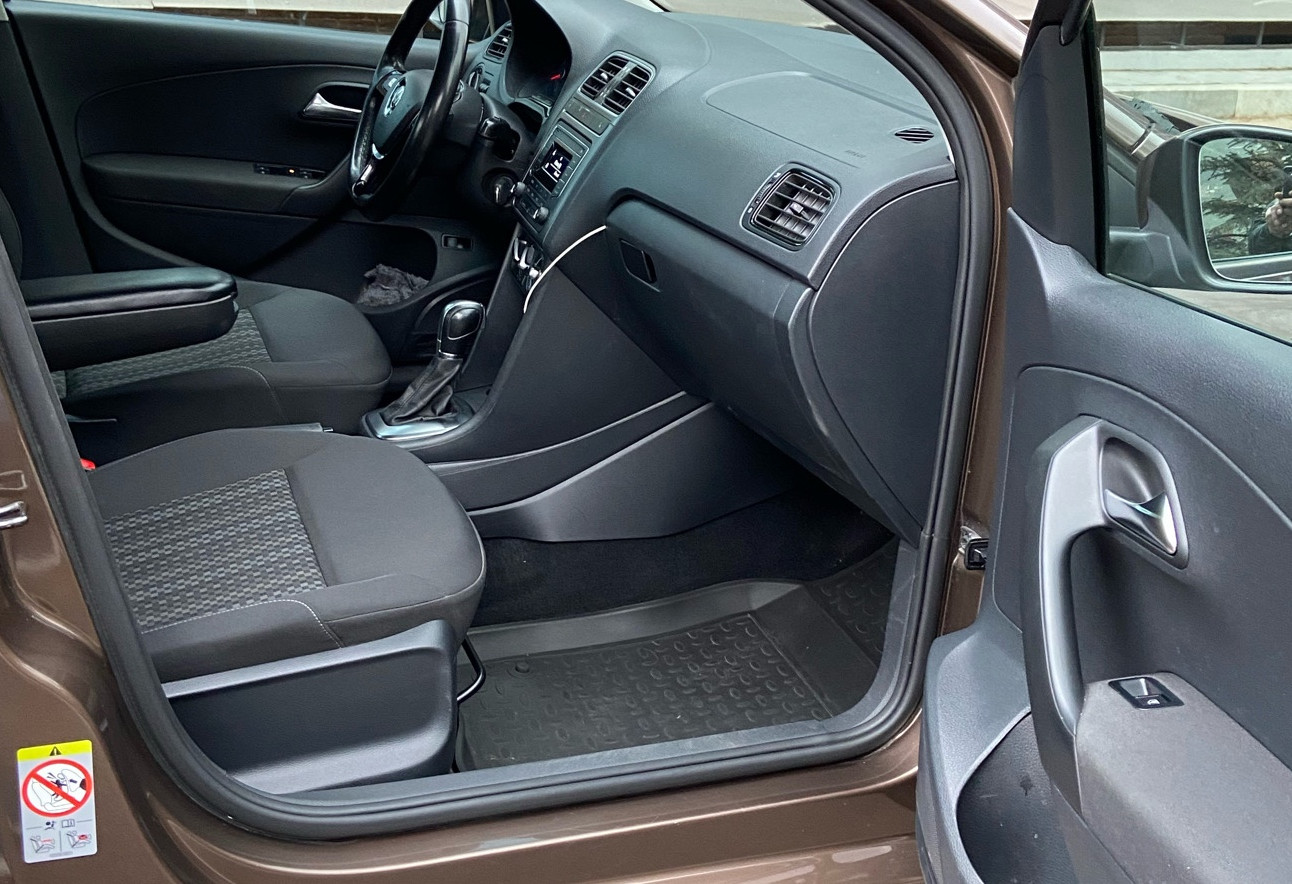 Аренда volkswagen polo эконом класса 2019 года в городе Москва Белорусская от 2490 руб./сутки, передний привод, двигатель: бензин, объем 1.6 литров, ОСАГО (Мультидрайв), без водителя, недорого, вид 7 - RentRide