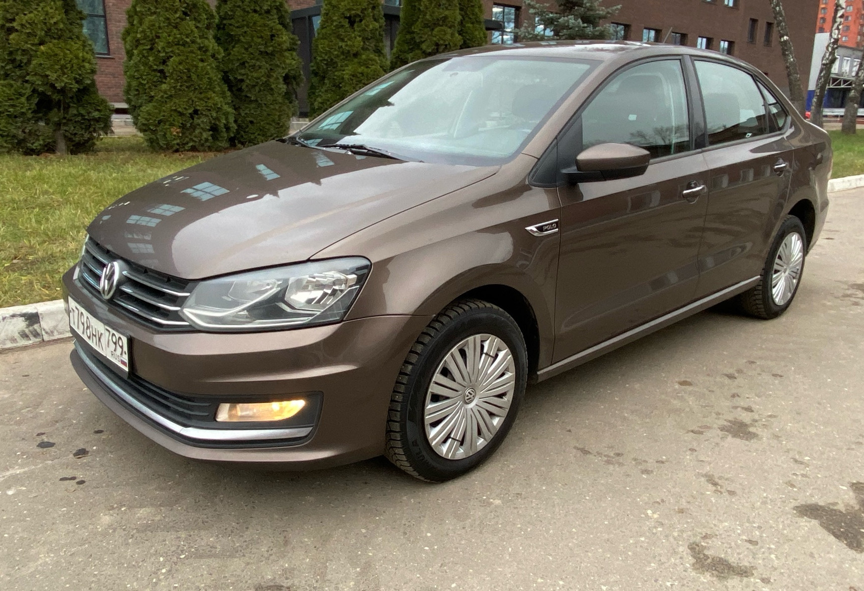 Аренда volkswagen polo эконом класса 2019 года в городе Москва Белорусская от 2490 руб./сутки, передний привод, двигатель: бензин, объем 1.6 литров, ОСАГО (Мультидрайв), без водителя, недорого - RentRide