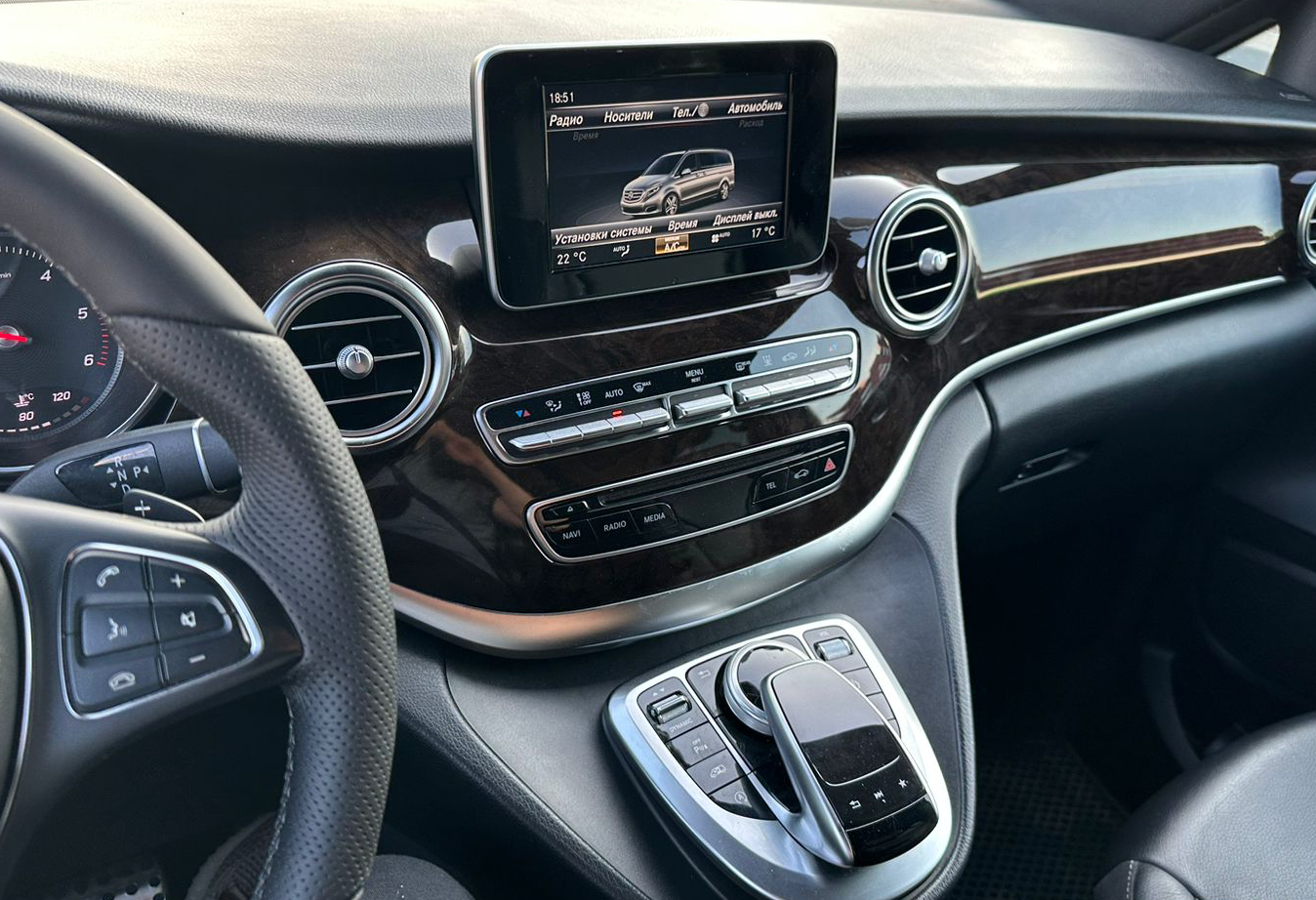 Аренда mercedes-benz v-klass 2018 года в городе Москва Новаторская от 10800 руб./сутки, полный привод, двигатель: дизель, объем 2.1 литр, ОСАГО (Мультидрайв), без водителя, недорого, вид 4 - RentRide