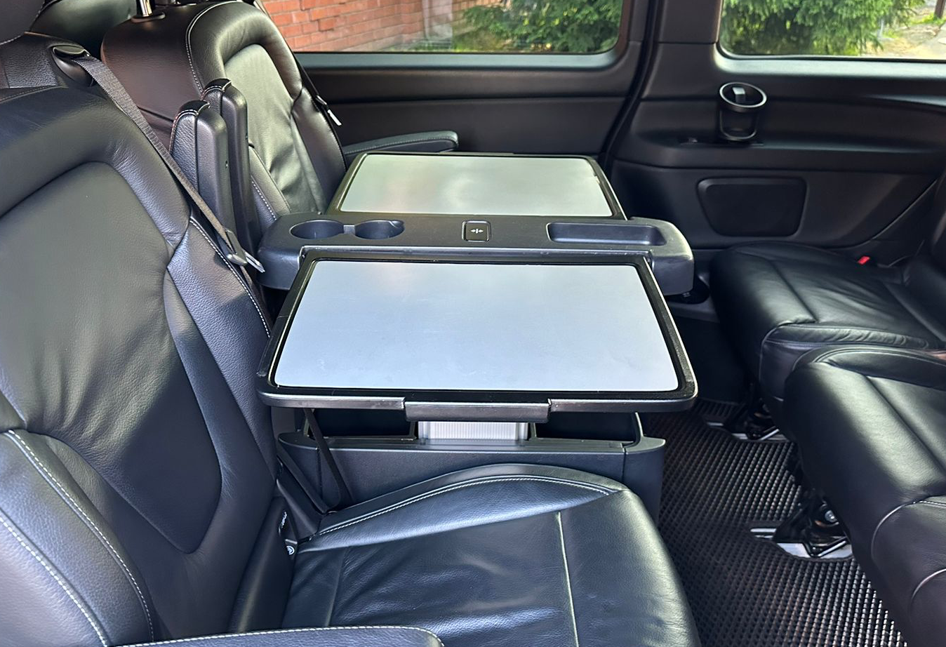 Аренда mercedes-benz v-klass 2018 года в городе Москва Новаторская от 10800 руб./сутки, полный привод, двигатель: дизель, объем 2.1 литр, ОСАГО (Мультидрайв), без водителя, недорого, вид 5 - RentRide