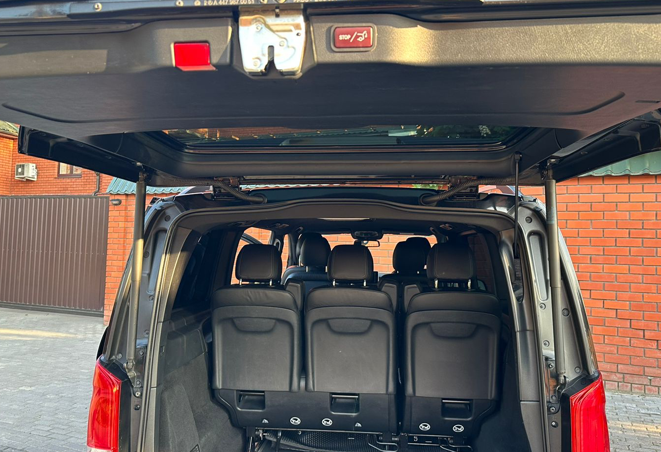 Аренда mercedes-benz v-klass 2018 года в городе Москва Новаторская от 10800 руб./сутки, полный привод, двигатель: дизель, объем 2.1 литр, ОСАГО (Мультидрайв), без водителя, недорого, вид 7 - RentRide