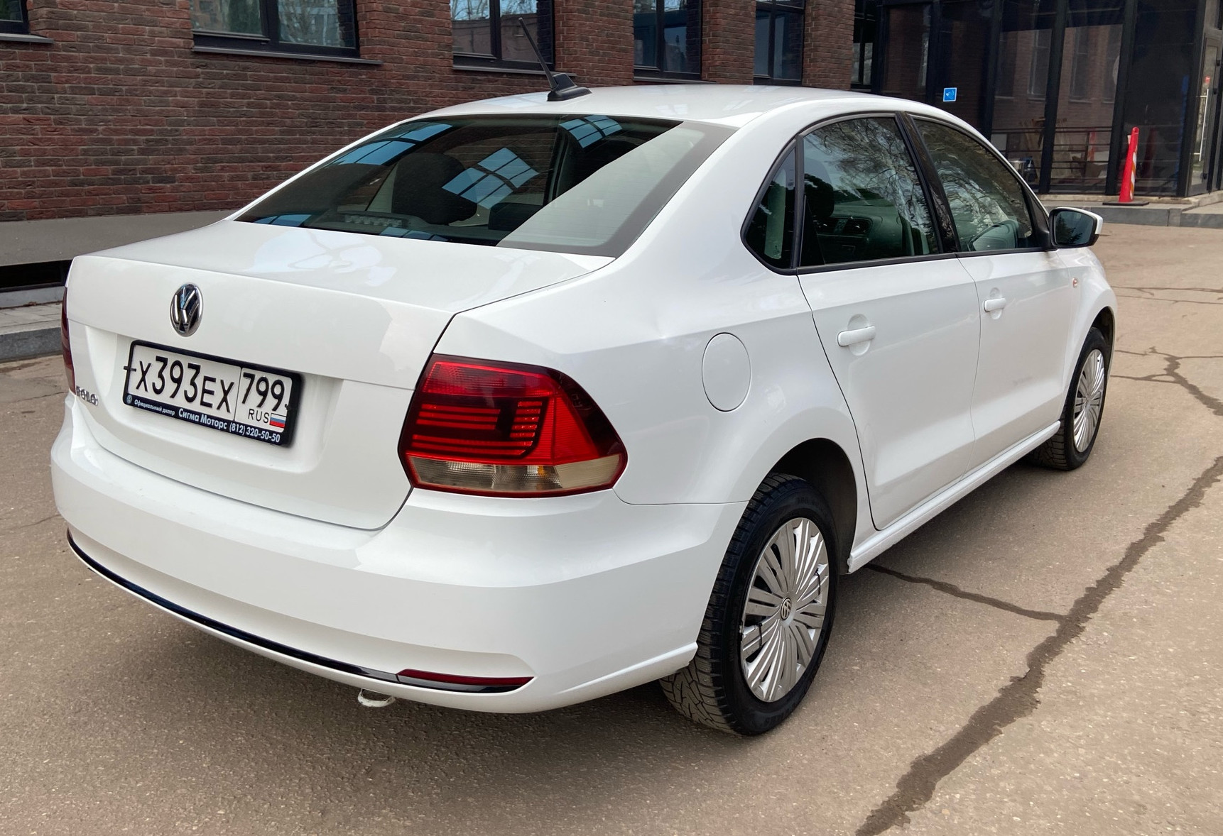 Аренда volkswagen polo эконом класса 2018 года в городе Москва Белорусская от 2450 руб./сутки, передний привод, двигатель: бензин, объем 1.6 литров, ОСАГО (Мультидрайв), без водителя, недорого, вид 4 - RentRide