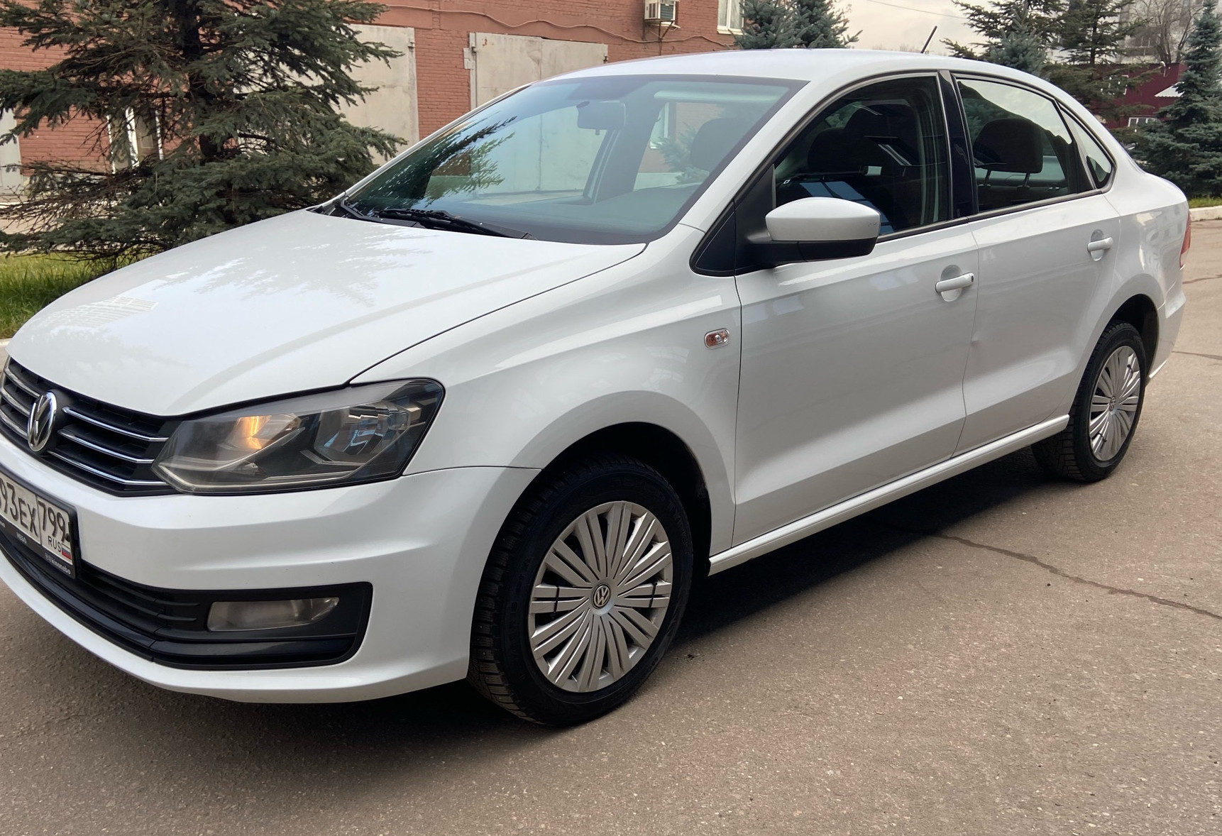 Аренда volkswagen polo эконом класса 2018 года в городе Москва Белорусская от 2450 руб./сутки, передний привод, двигатель: бензин, объем 1.6 литров, ОСАГО (Мультидрайв), без водителя, недорого, вид 2 - RentRide