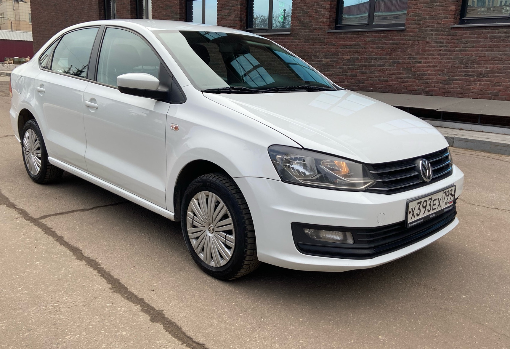 Аренда volkswagen polo эконом класса 2018 года в городе Москва Белорусская от 2450 руб./сутки, передний привод, двигатель: бензин, объем 1.6 литров, ОСАГО (Мультидрайв), без водителя, недорого - RentRide