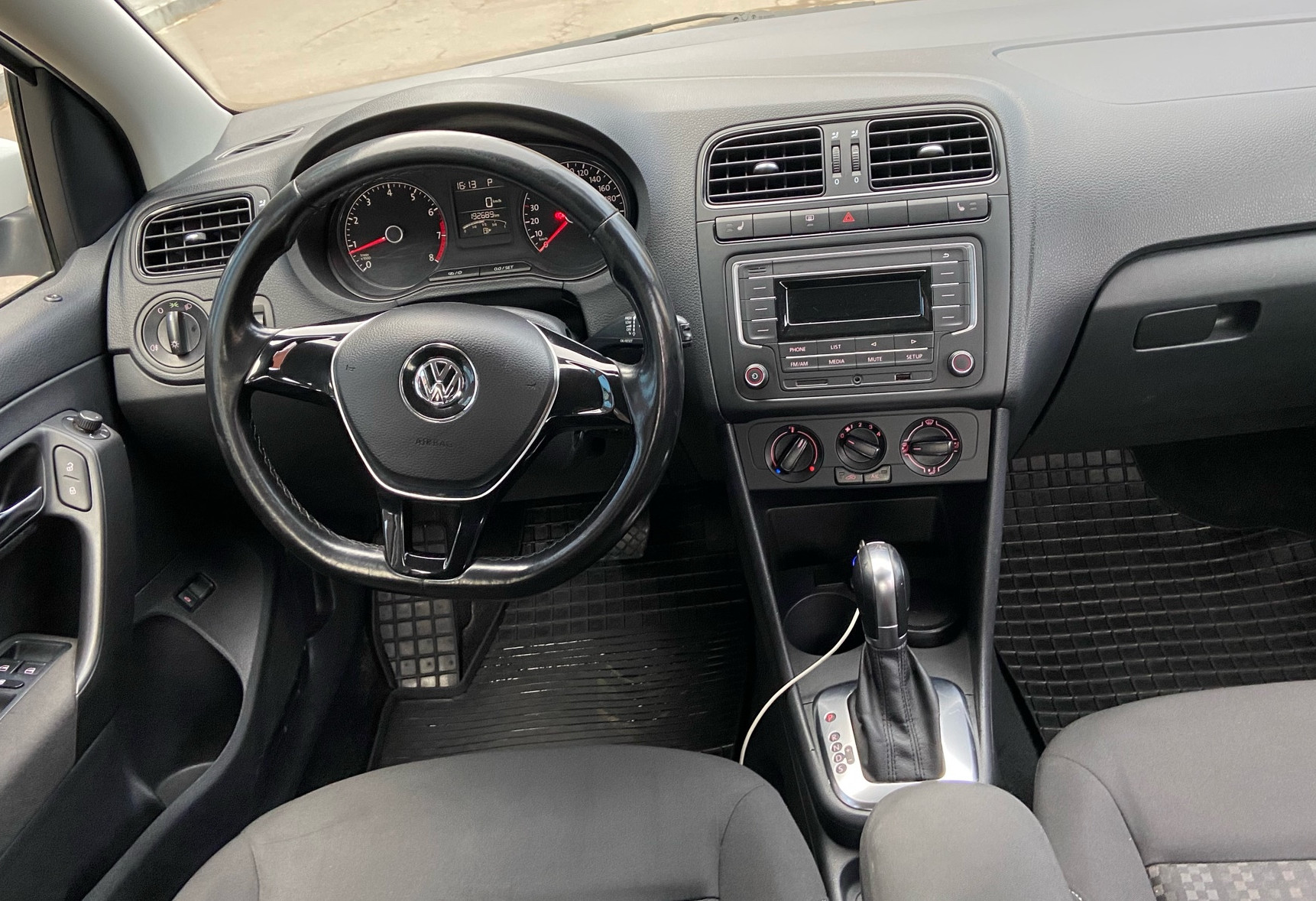 Аренда volkswagen polo эконом класса 2018 года в городе Москва Белорусская от 2450 руб./сутки, передний привод, двигатель: бензин, объем 1.6 литров, ОСАГО (Мультидрайв), без водителя, недорого, вид 8 - RentRide