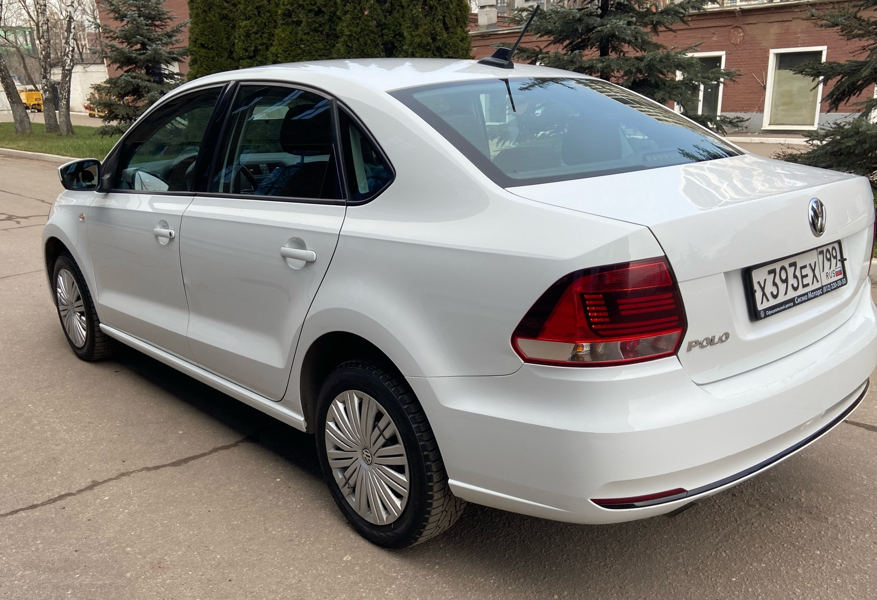 Аренда volkswagen polo эконом класса 2018 года в городе Москва Белорусская от 2450 руб./сутки, передний привод, двигатель: бензин, объем 1.6 литров, ОСАГО (Мультидрайв), без водителя, недорого, вид 5 - RentRide