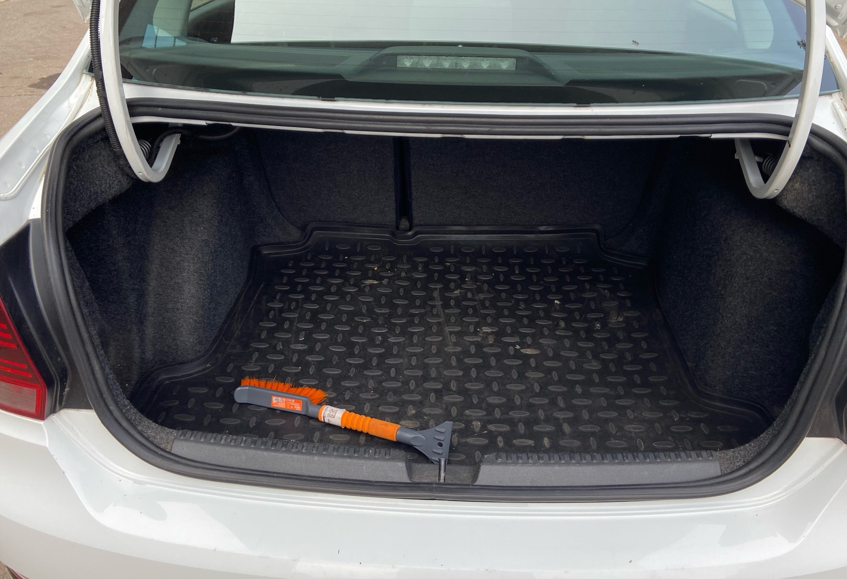 Аренда volkswagen polo эконом класса 2018 года в городе Москва Белорусская от 2450 руб./сутки, передний привод, двигатель: бензин, объем 1.6 литров, ОСАГО (Мультидрайв), без водителя, недорого, вид 11 - RentRide