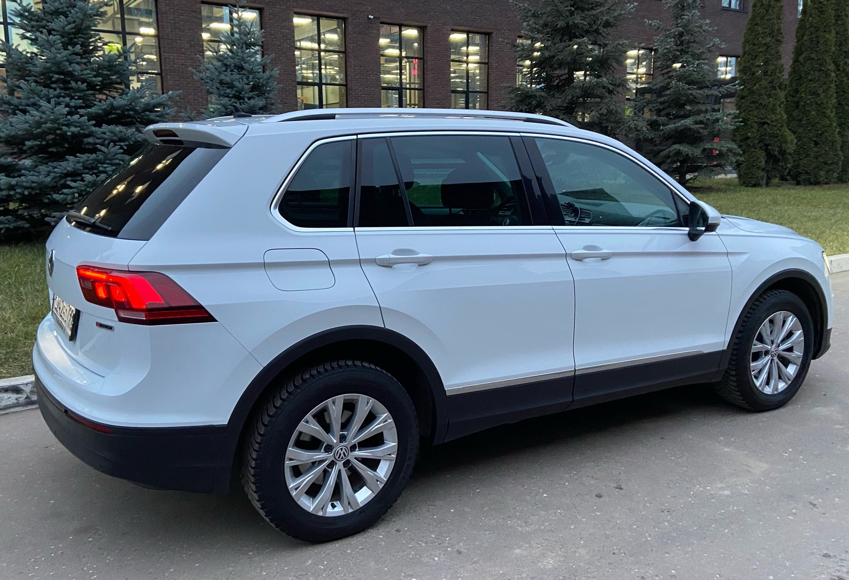 Аренда volkswagen tiguan комфорт класса 2018 года в городе Москва Белорусская от 5120 руб./сутки, полный привод, двигатель: бензин, объем 1.4 литра, ОСАГО (Мультидрайв), без водителя, недорого, вид 3 - RentRide