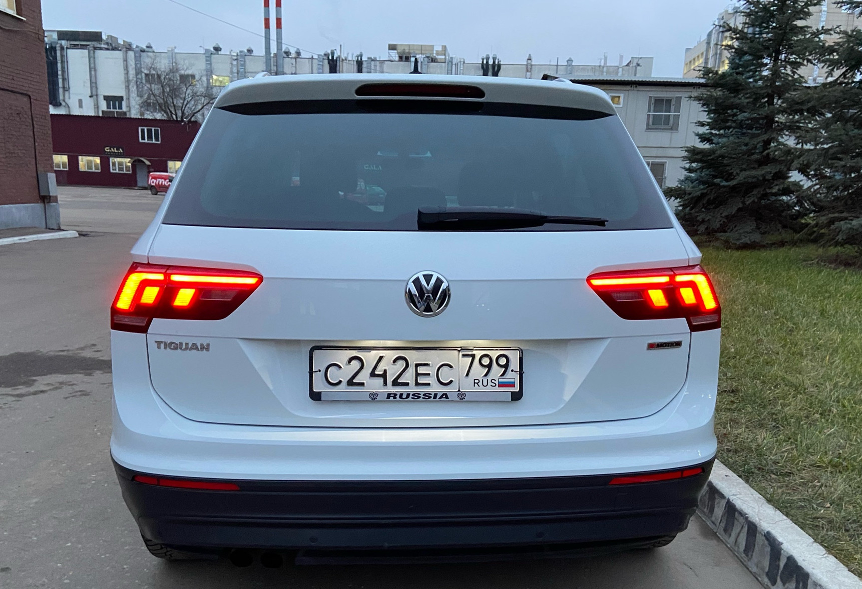 Аренда volkswagen tiguan комфорт класса 2018 года в городе Москва Белорусская от 5120 руб./сутки, полный привод, двигатель: бензин, объем 1.4 литра, ОСАГО (Мультидрайв), без водителя, недорого, вид 6 - RentRide