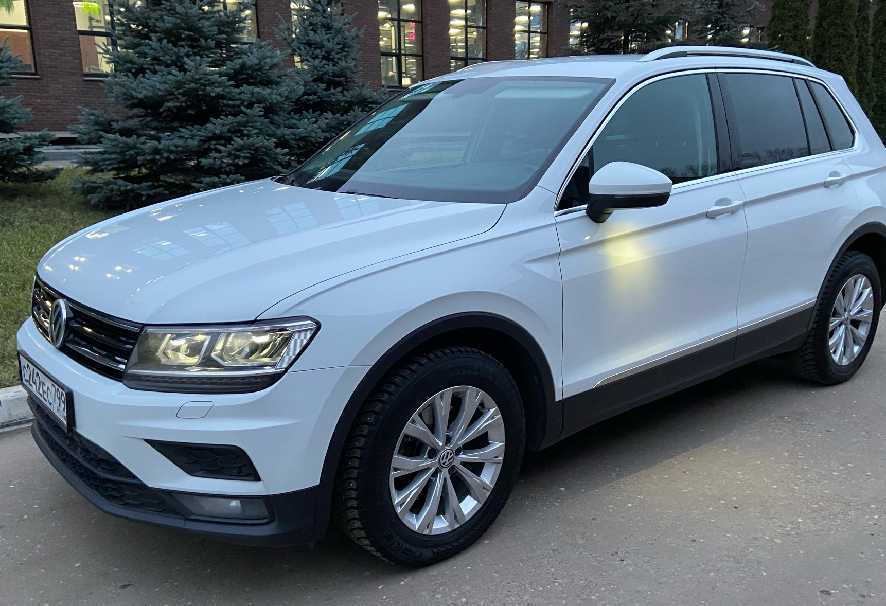 Аренда volkswagen tiguan комфорт класса 2018 года в городе Москва Белорусская от 5120 руб./сутки, полный привод, двигатель: бензин, объем 1.4 литра, ОСАГО (Мультидрайв), без водителя, недорого - RentRide