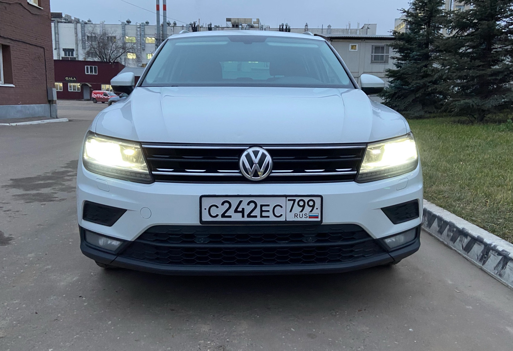 Аренда volkswagen tiguan комфорт класса 2018 года в городе Москва Белорусская от 5120 руб./сутки, полный привод, двигатель: бензин, объем 1.4 литра, ОСАГО (Мультидрайв), без водителя, недорого, вид 5 - RentRide