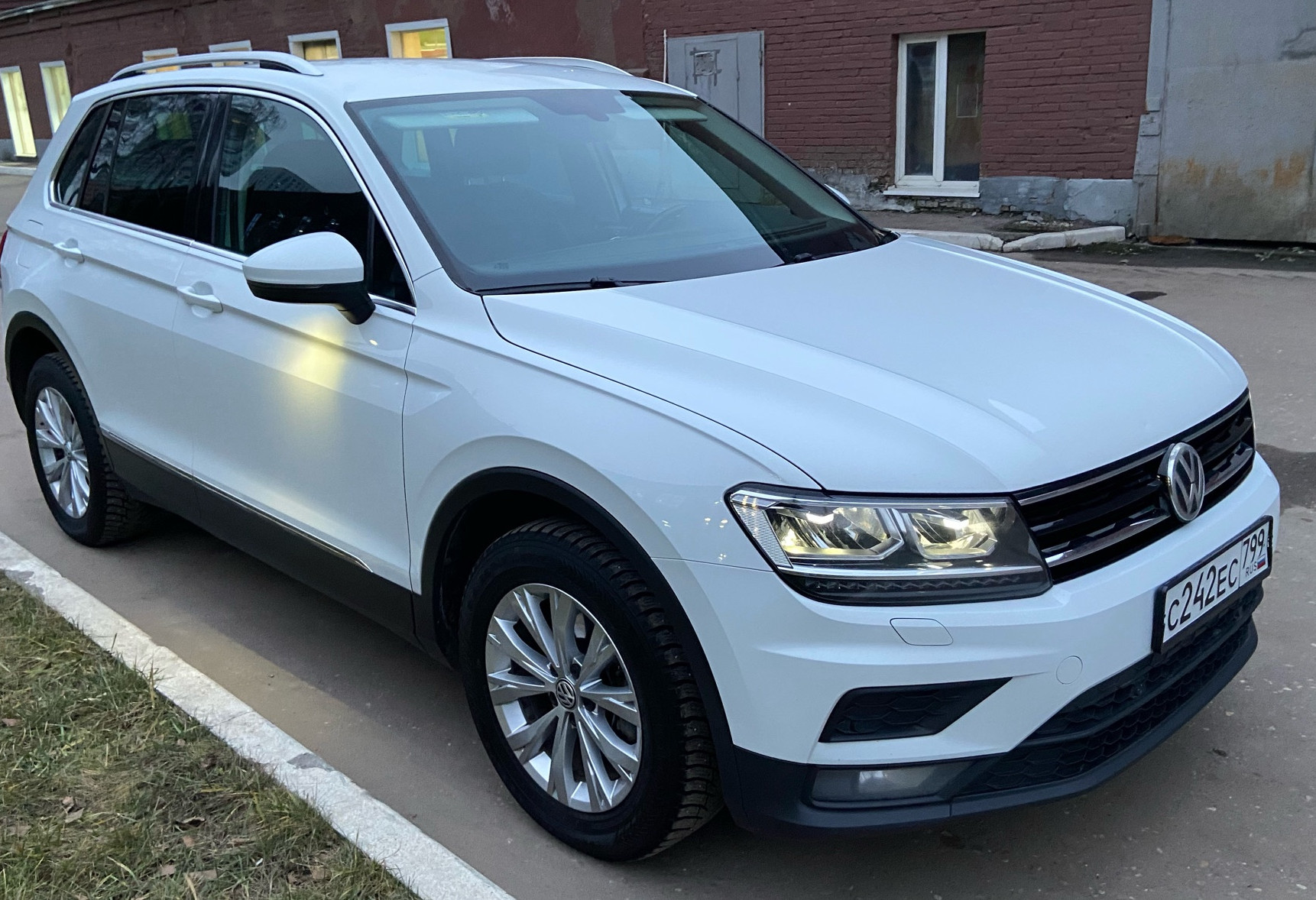 Аренда volkswagen tiguan комфорт класса 2018 года в городе Москва Белорусская от 5120 руб./сутки, полный привод, двигатель: бензин, объем 1.4 литра, ОСАГО (Мультидрайв), без водителя, недорого, вид 2 - RentRide