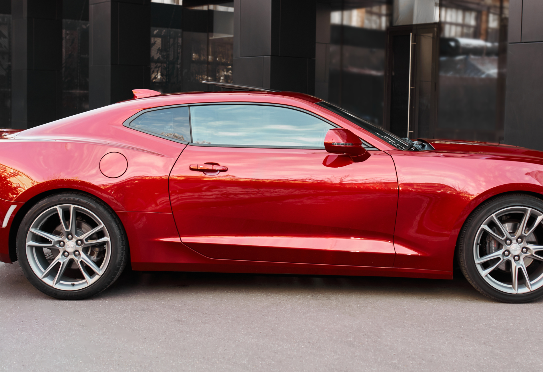 Аренда chevrolet camaro премиум класса 2019 года в городе Москва Университет от 9500 руб./сутки, задний привод, двигатель: бензин, объем 2 литра, ОСАГО (Мультидрайв), без водителя, недорого, вид 2 - RentRide