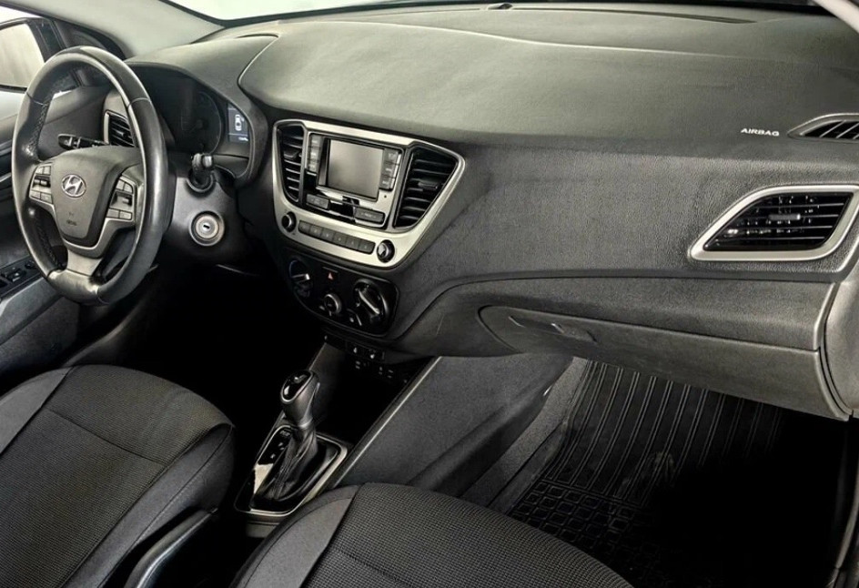 Аренда hyundai solaris эконом класса 2017 года в городе Москва ВДНХ от 1790 руб./сутки, передний привод, двигатель: бензин, объем 1.6 литров, ОСАГО (Мультидрайв), без водителя, недорого, вид 5 - RentRide